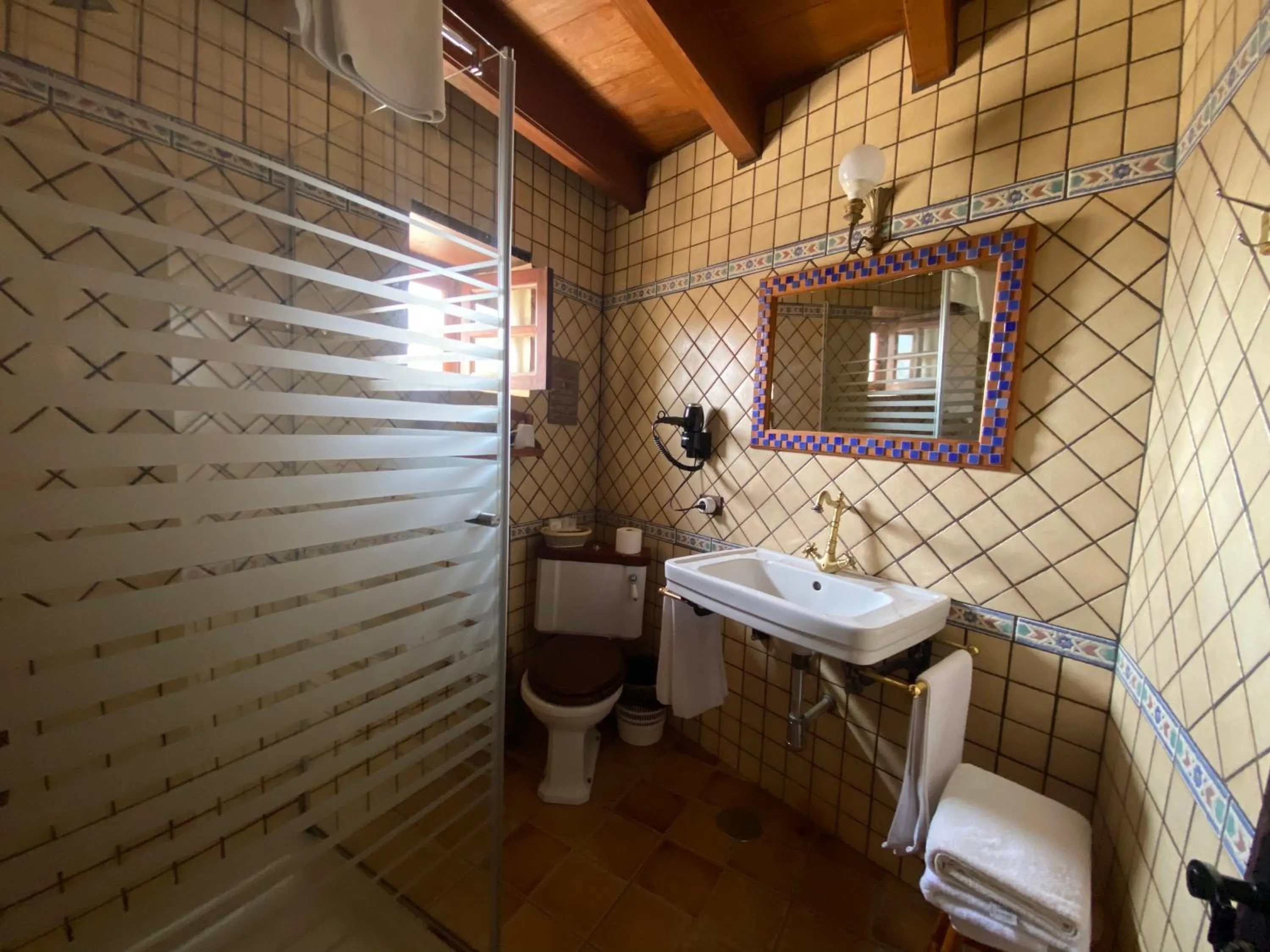 Bathroom in Hotel Rural Restaurante Mahoh