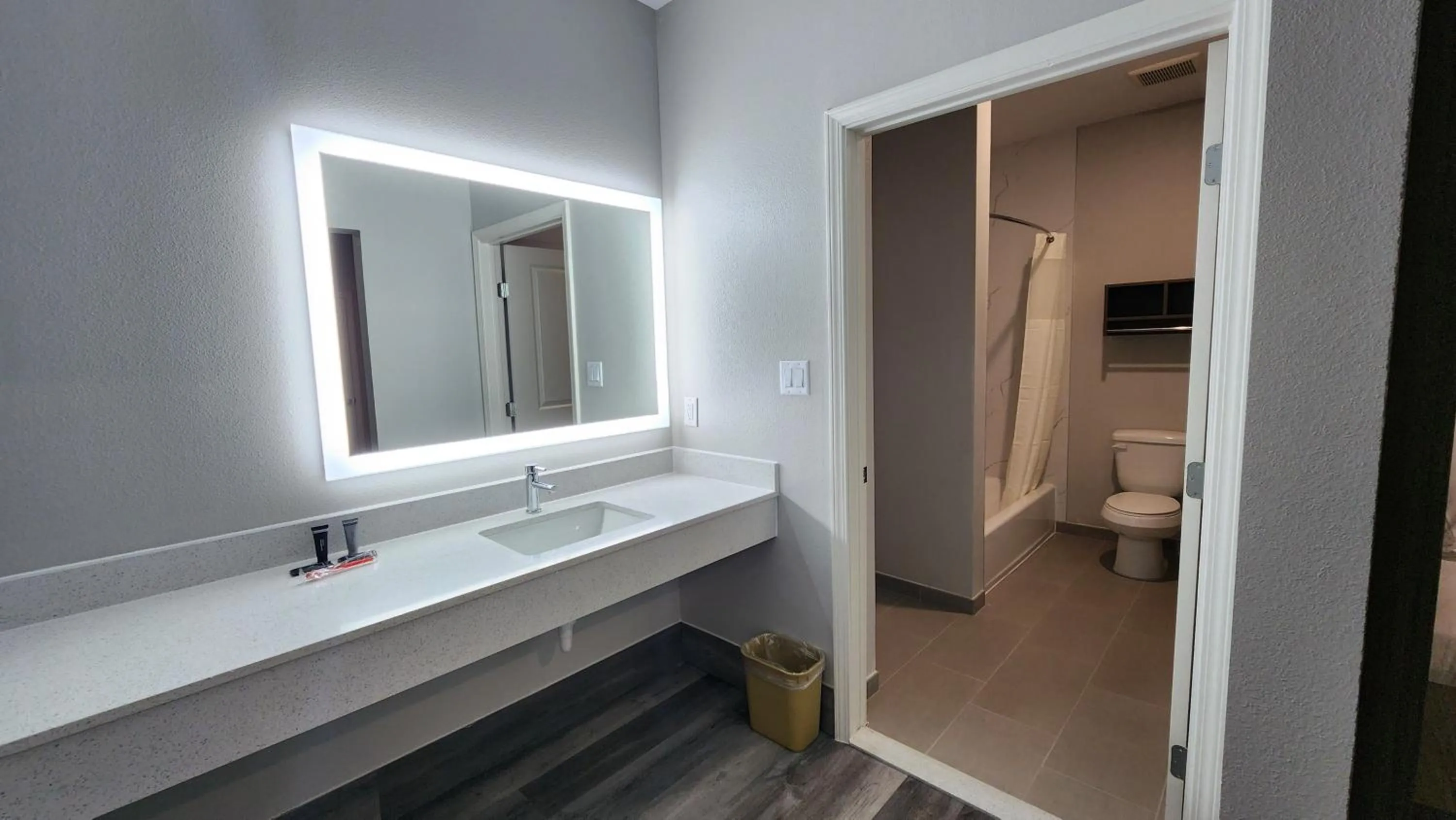 Shower in Hotel Park Place