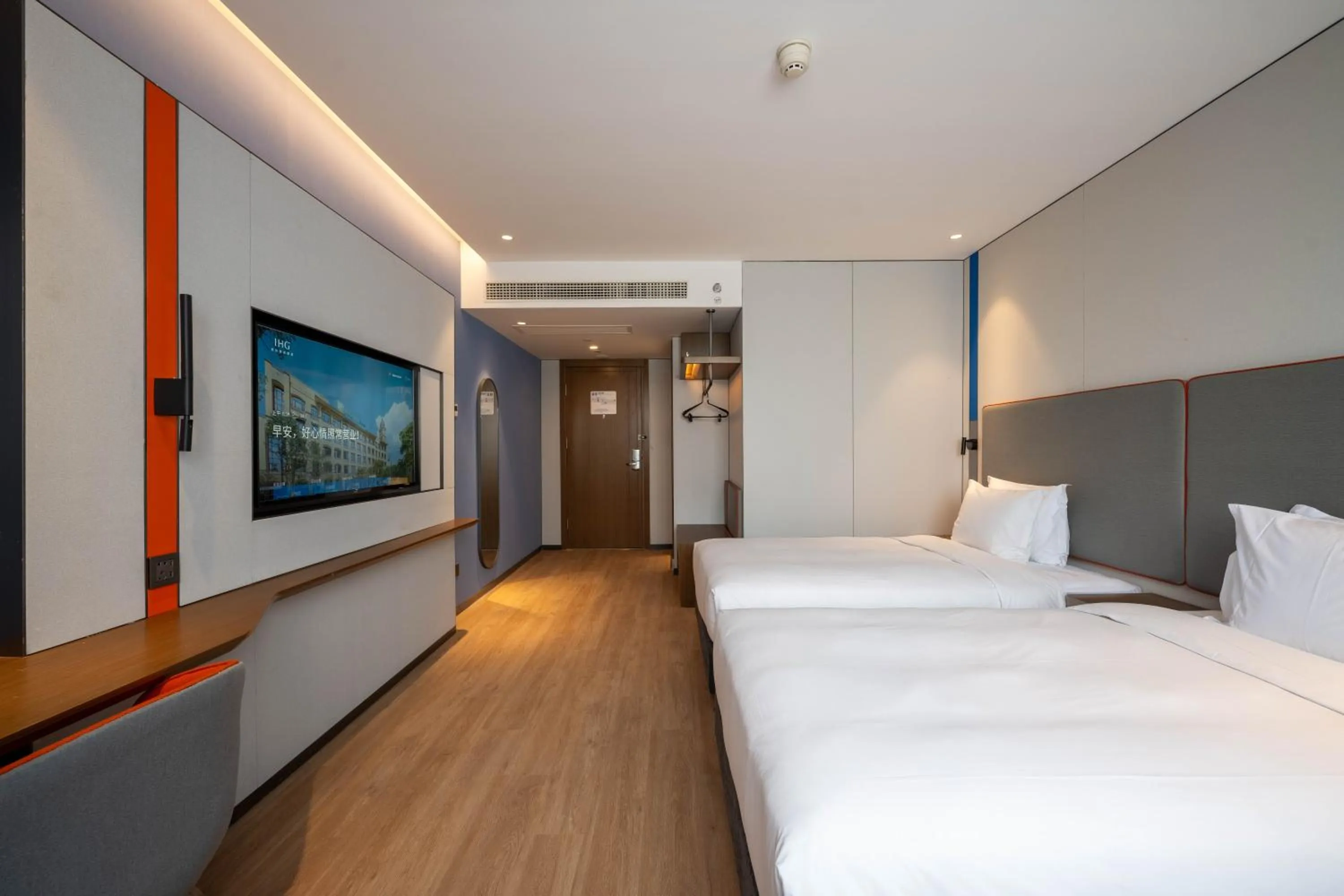 Photo of the whole room, Bed in Holiday Inn Express Shanghai Pujiang Lianhang Road by IHG