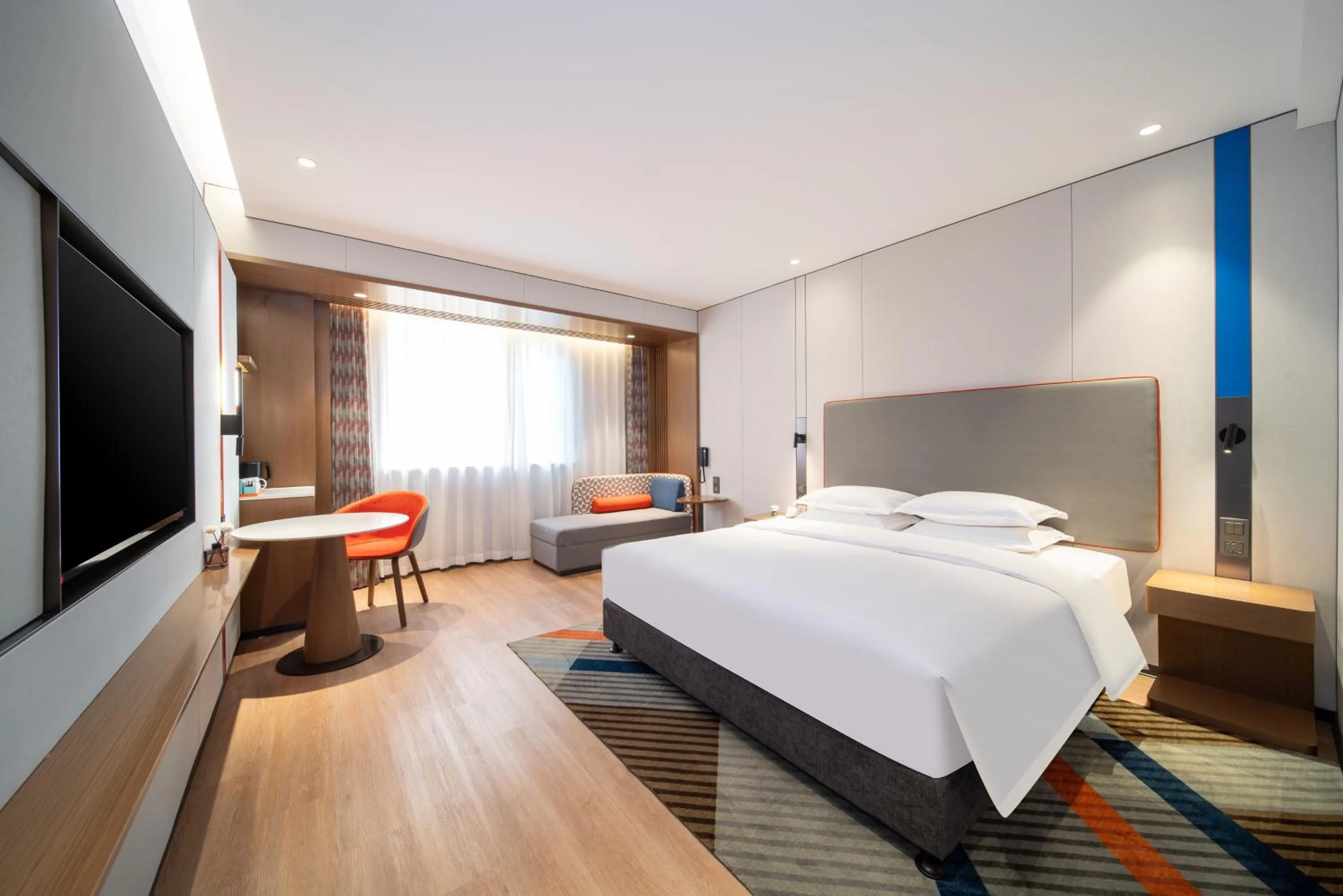 Photo of the whole room, Bed in Holiday Inn Express Shanghai Pujiang Lianhang Road by IHG