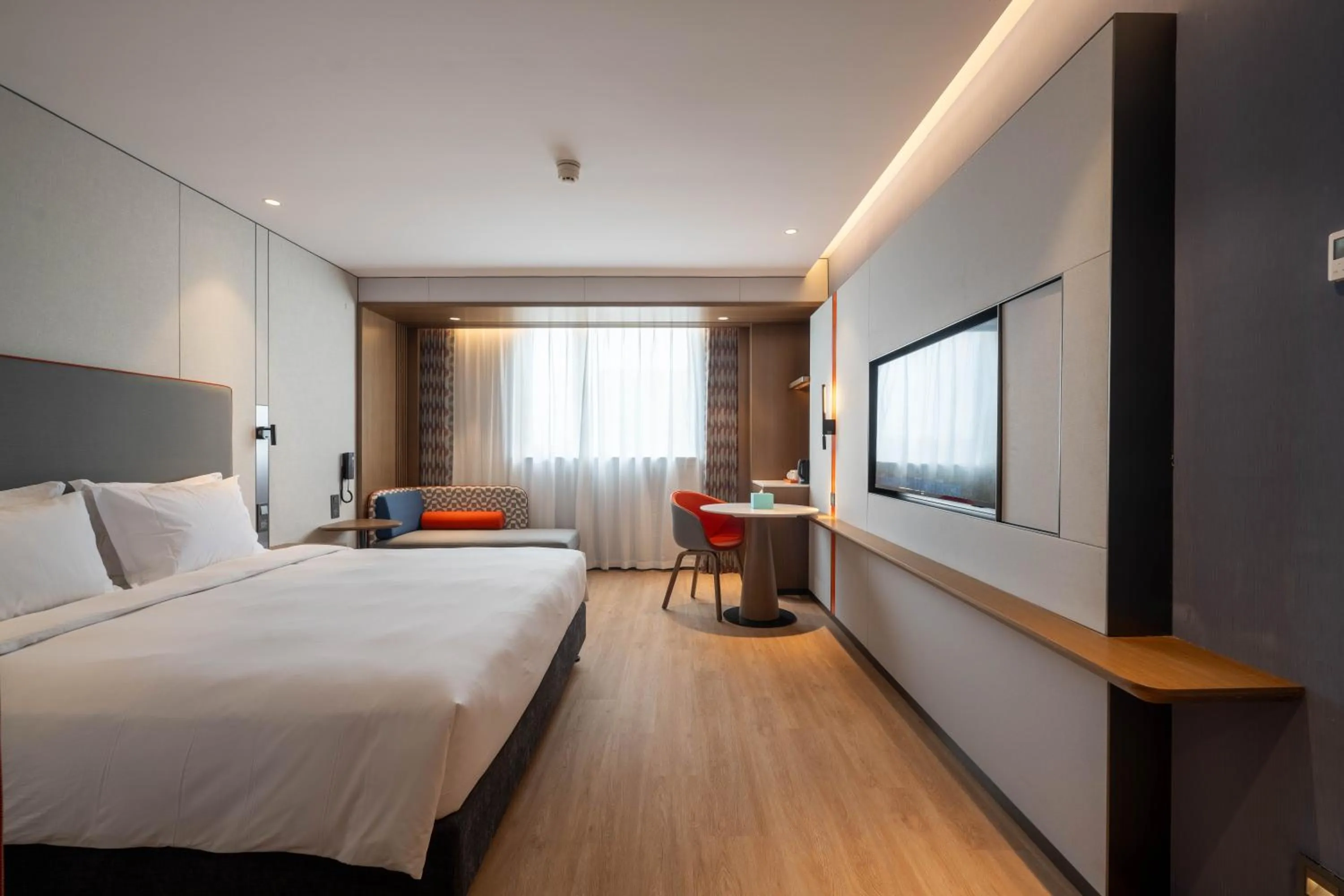 Photo of the whole room, Bed in Holiday Inn Express Shanghai Pujiang Lianhang Road by IHG