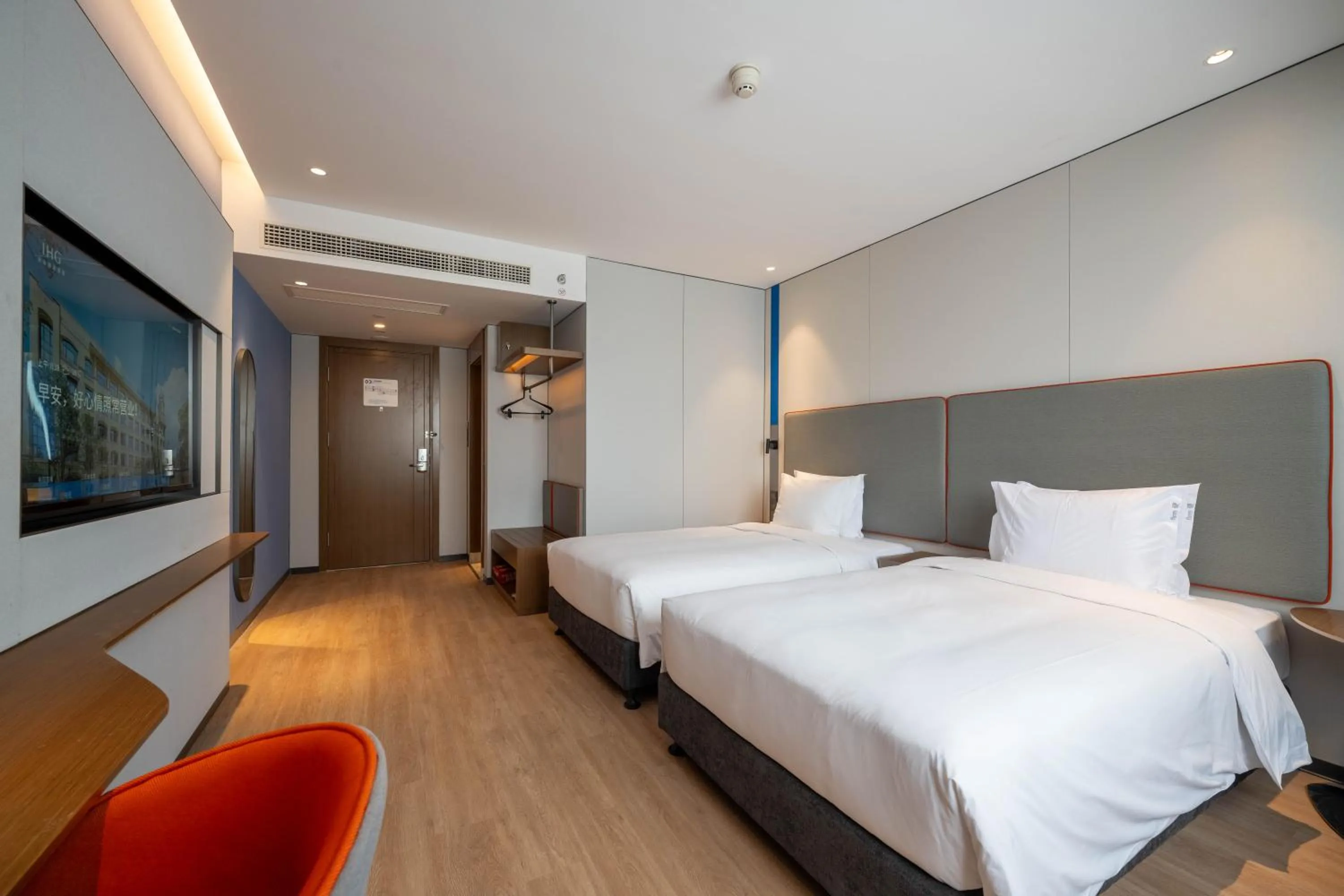 Photo of the whole room, Bed in Holiday Inn Express Shanghai Pujiang Lianhang Road by IHG