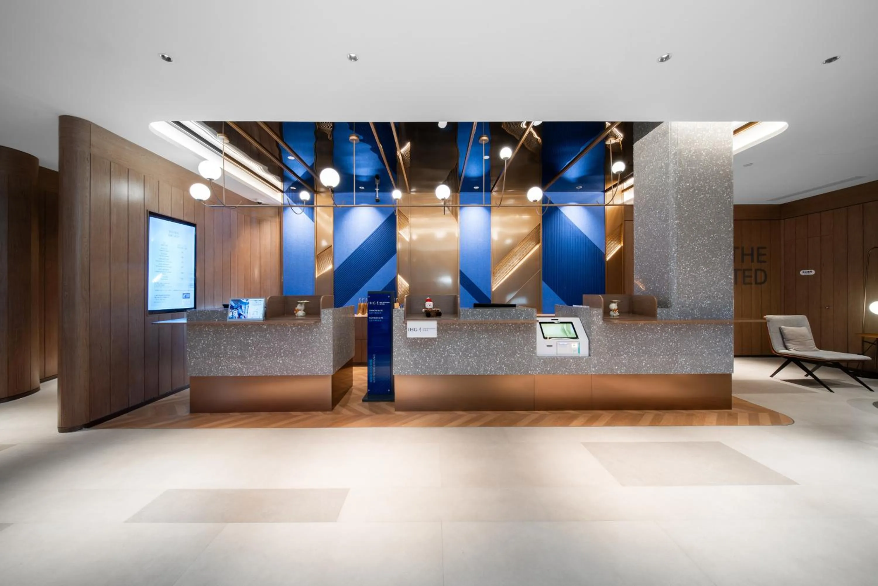 Lobby or reception in Holiday Inn Express Shanghai Pujiang Lianhang Road by IHG