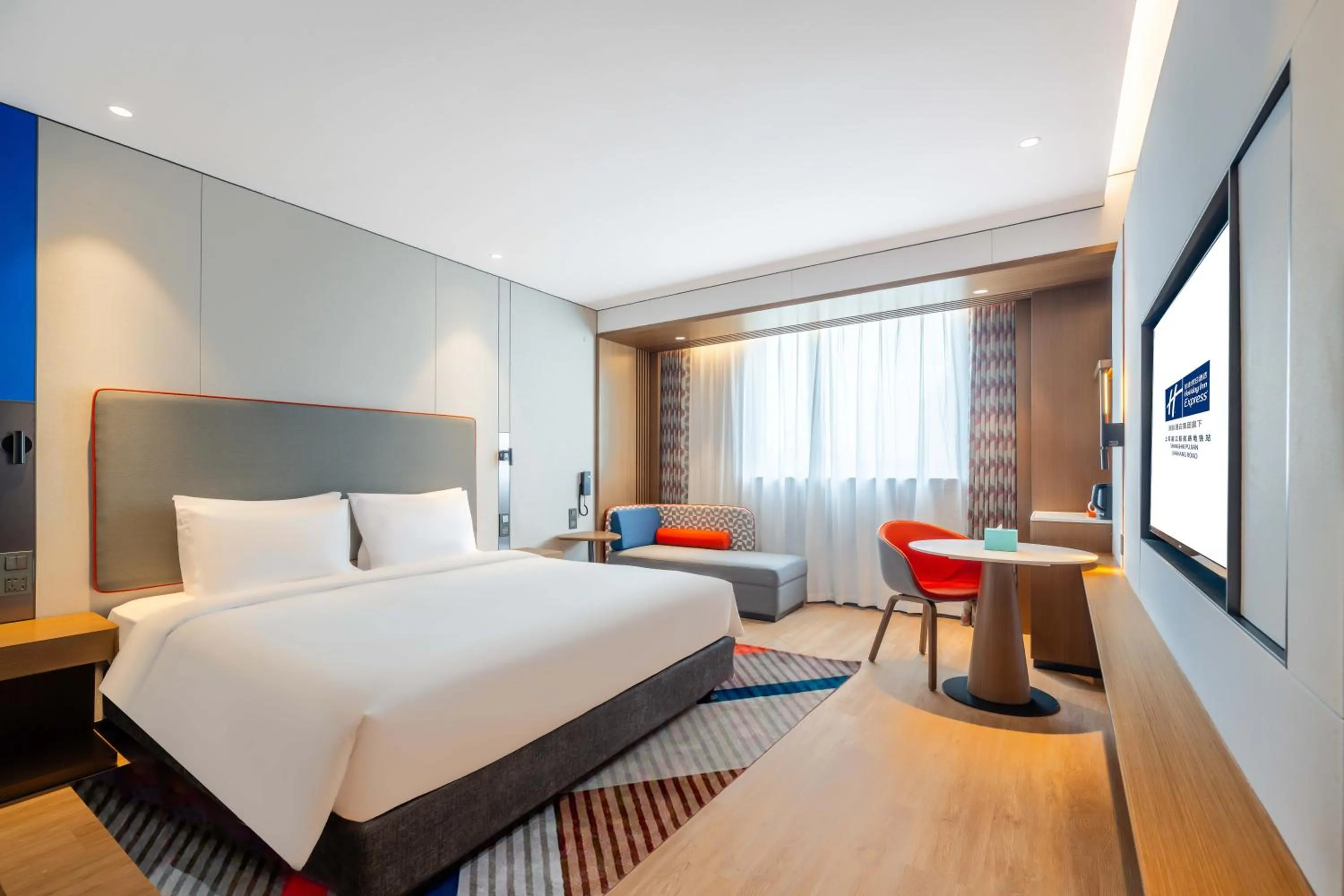 Living room, Bed in Holiday Inn Express Shanghai Pujiang Lianhang Road by IHG