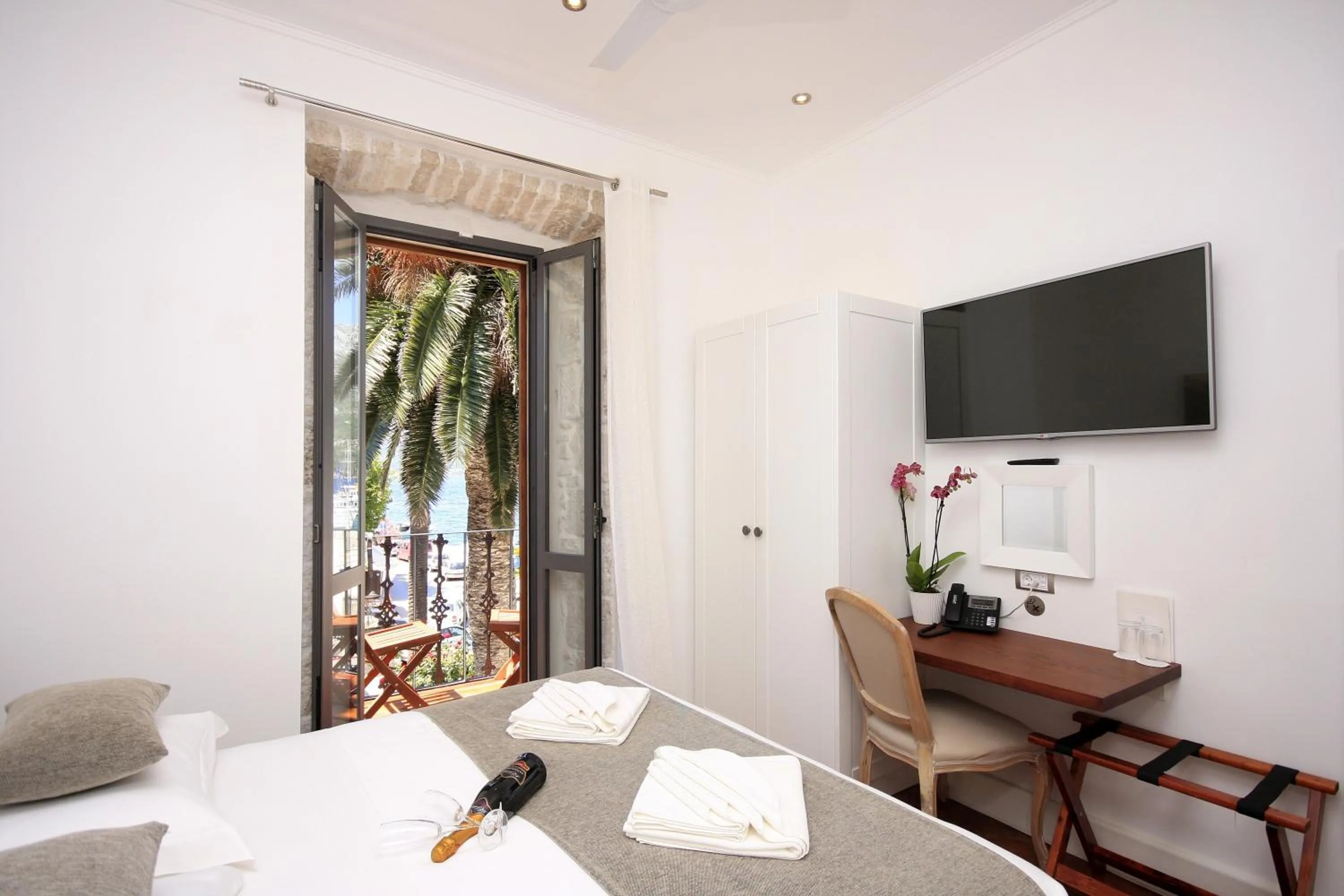 Photo of the whole room in San Teodoro