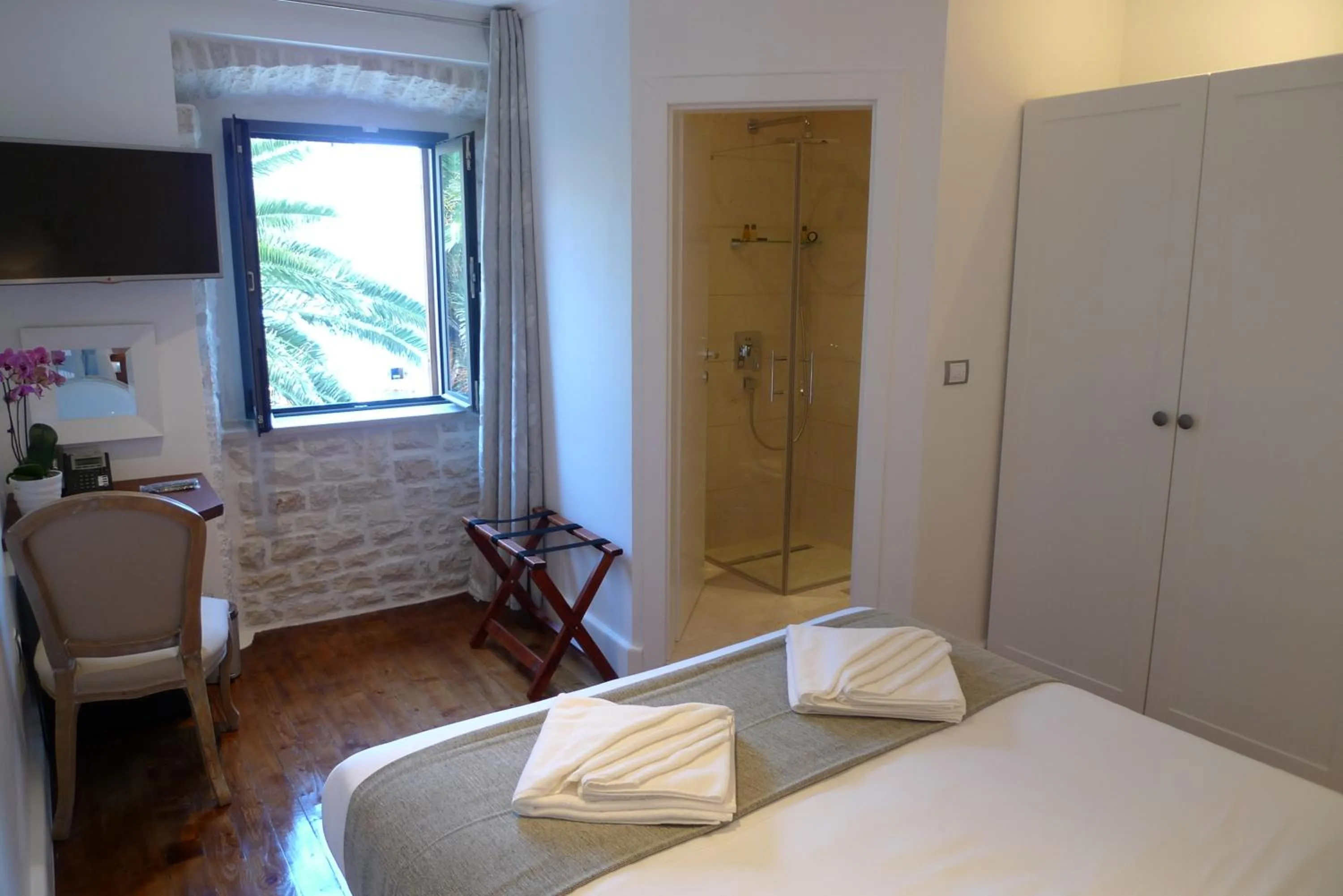 Day, Bed in San Teodoro