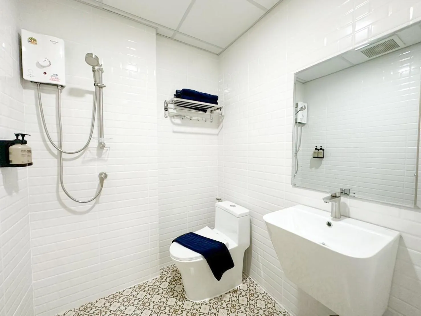 Shower in H-Banaat Hotel