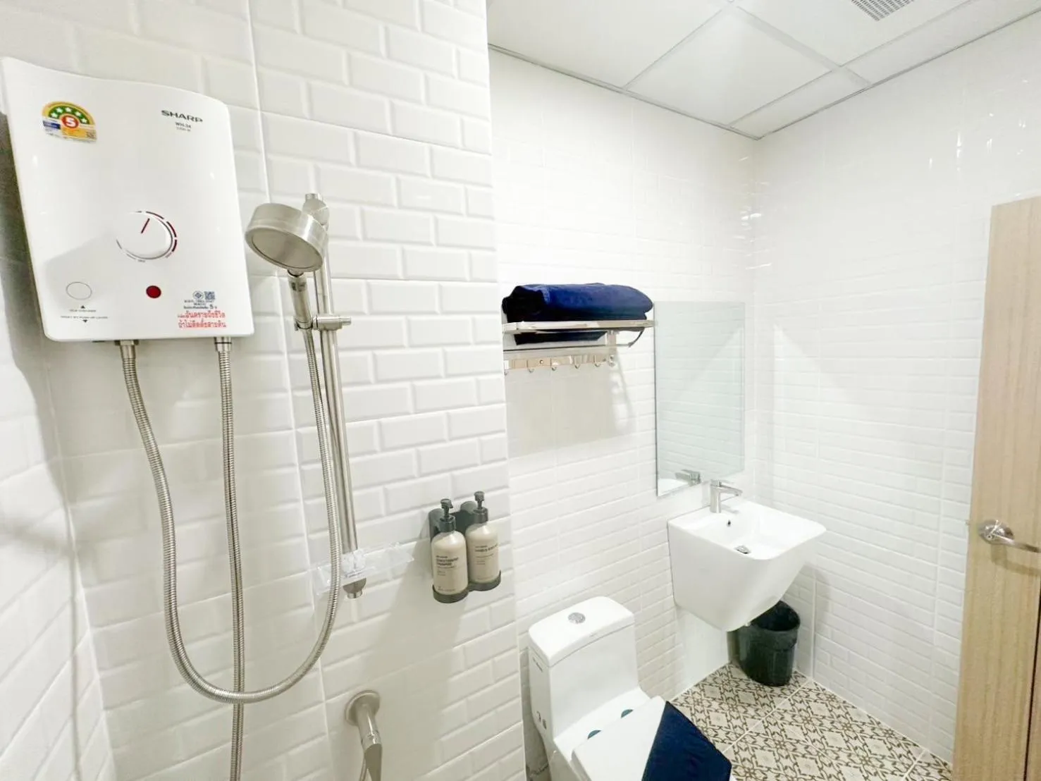 Shower in H-Banaat Hotel