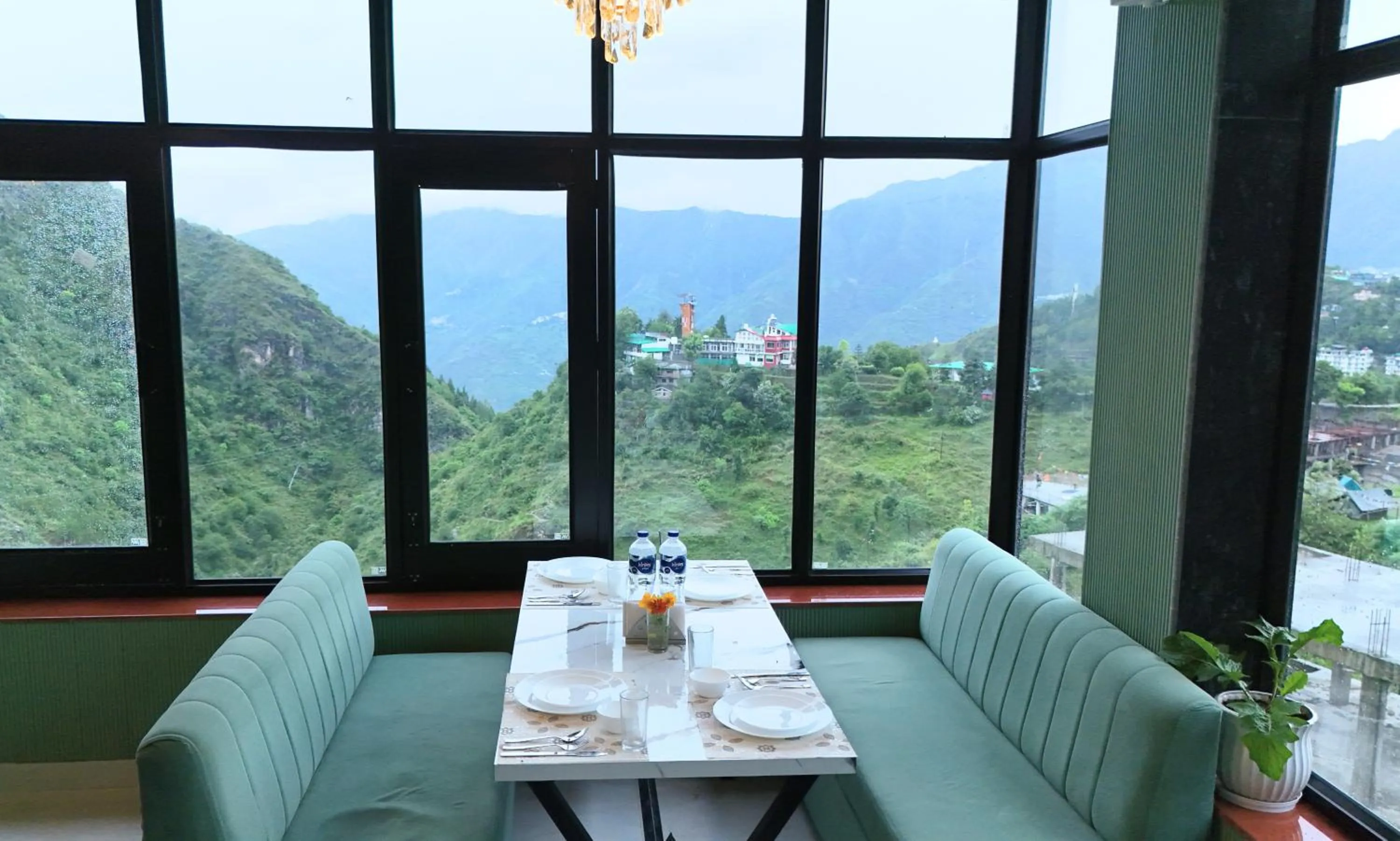 Restaurant/places to eat in Hotel HSR Residency