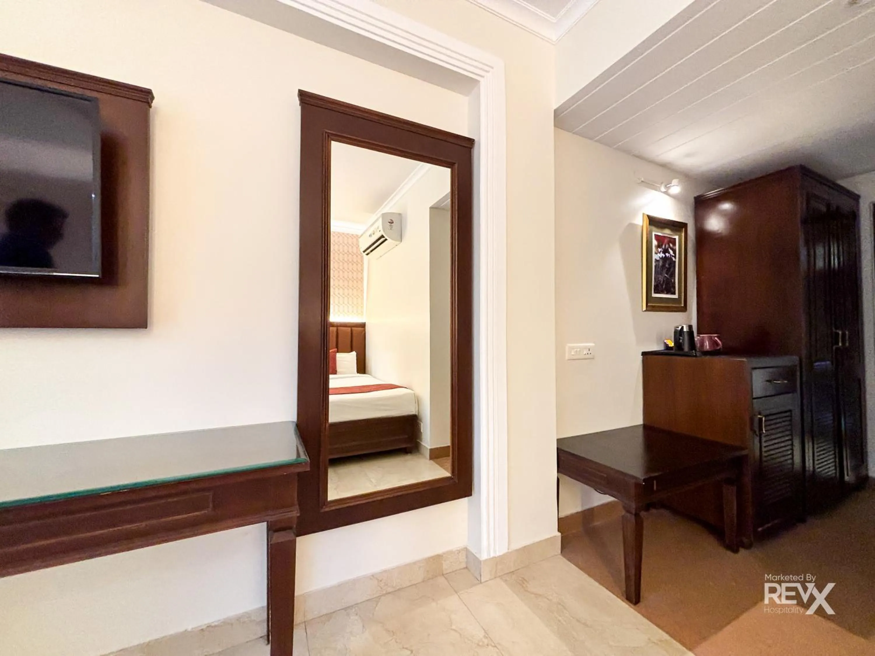 TV and multimedia in Hotel Green View - Behind Pramarth Niketan