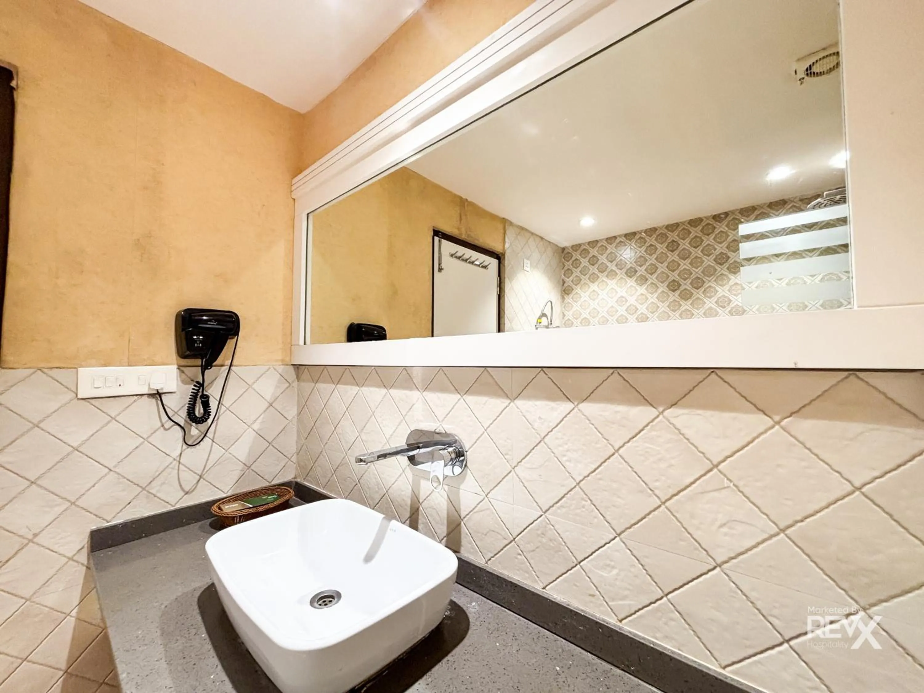 Shower in Hotel Green View - Behind Pramarth Niketan