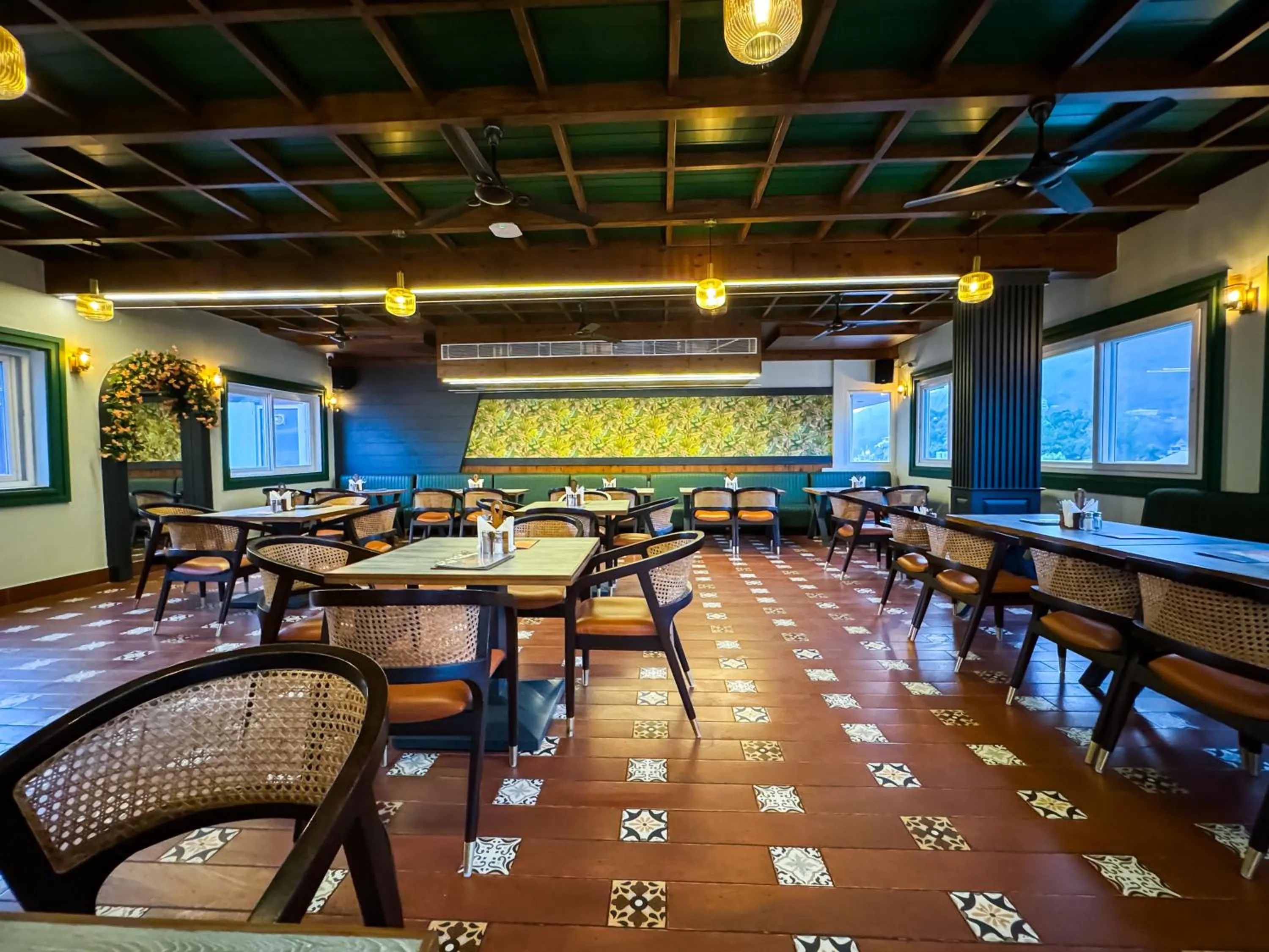 Restaurant/places to eat in Hotel Green View - Behind Pramarth Niketan