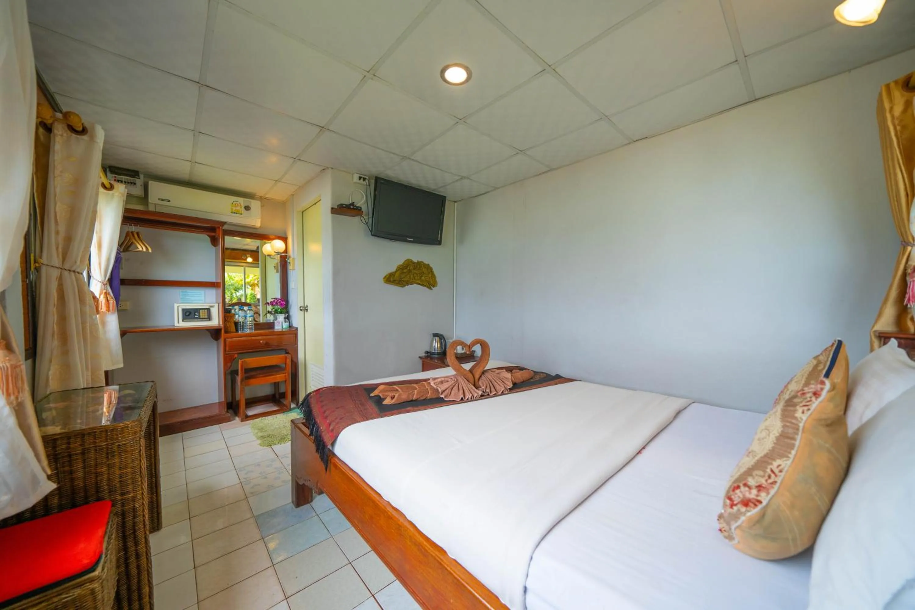 Bed in Tongta Phaview Resort