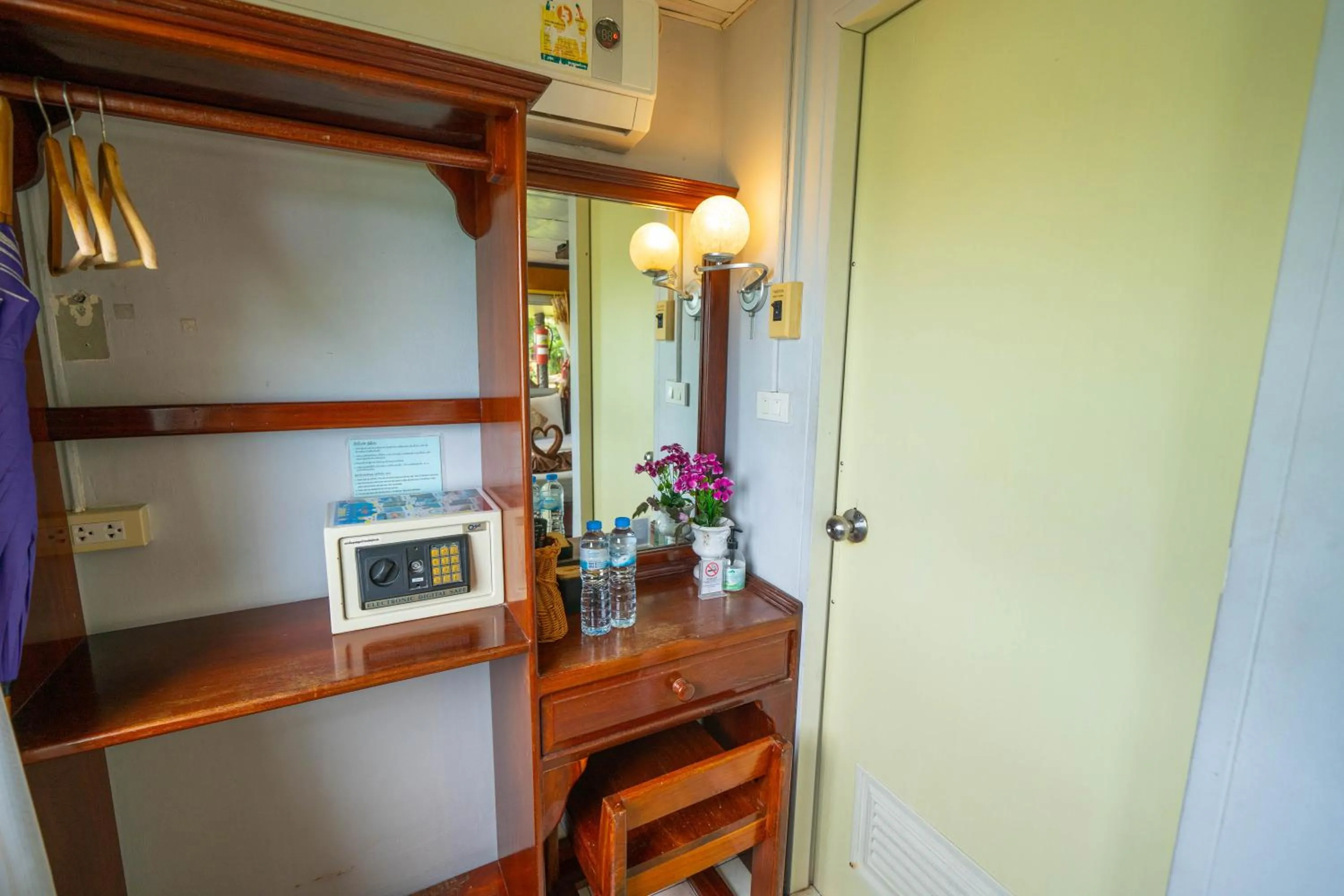 hair dresser in Tongta Phaview Resort