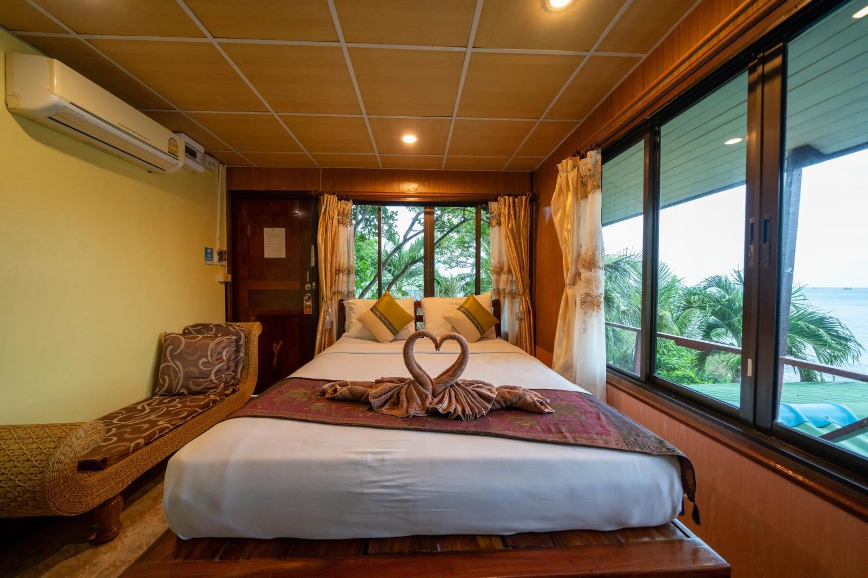 Bed in Tongta Phaview Resort