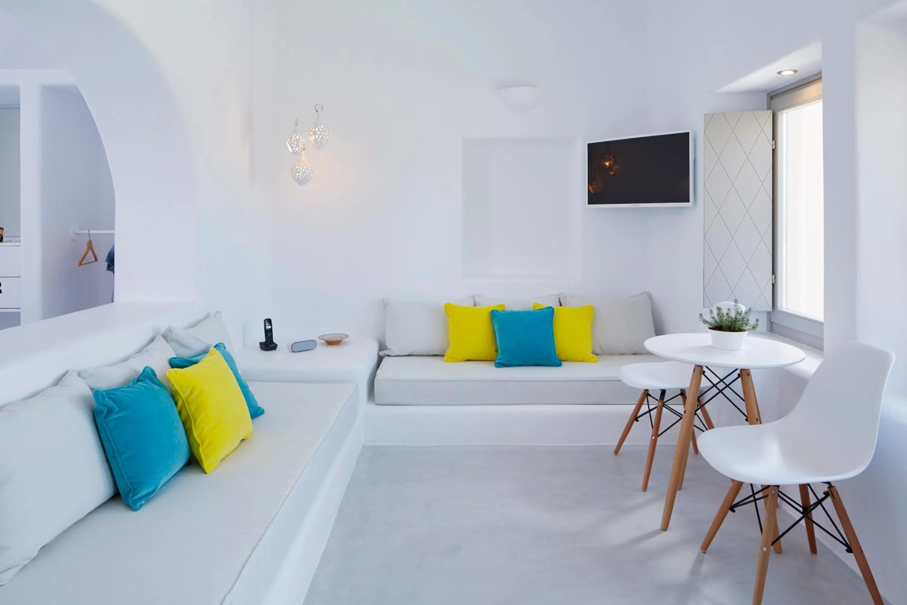 Living room, Bed in Skyfall Suites - Adults Only