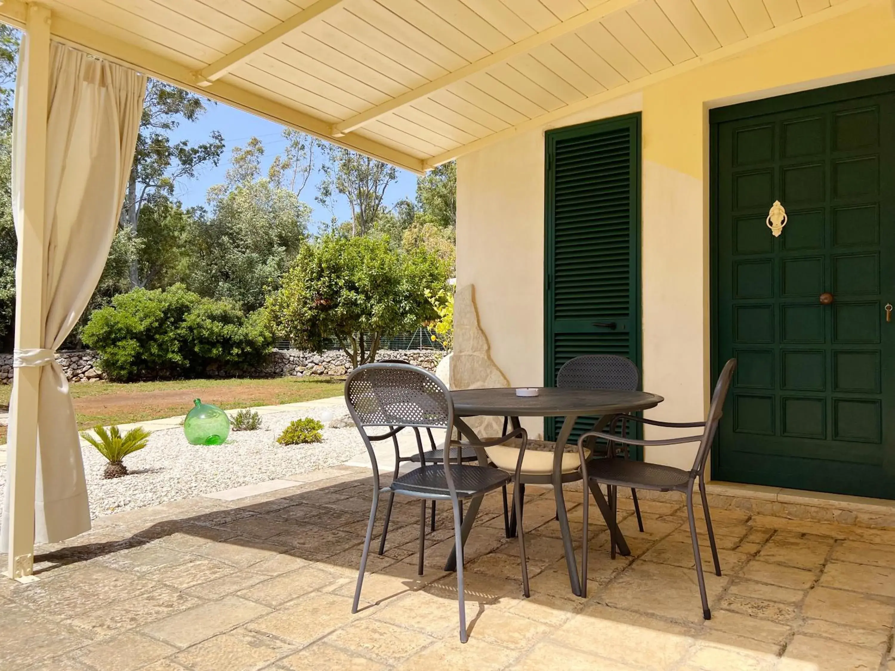 Triple Room with Garden View in La Maison One B&B Triple Room with Garden View in La Maison One B&B