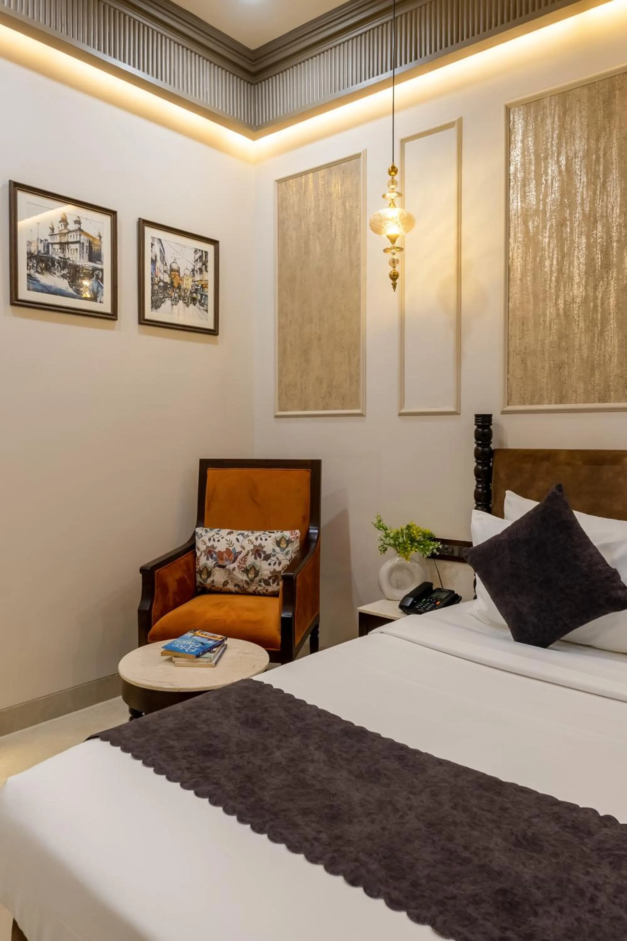 Bed in Saltstayz Autograph - Connaught Place