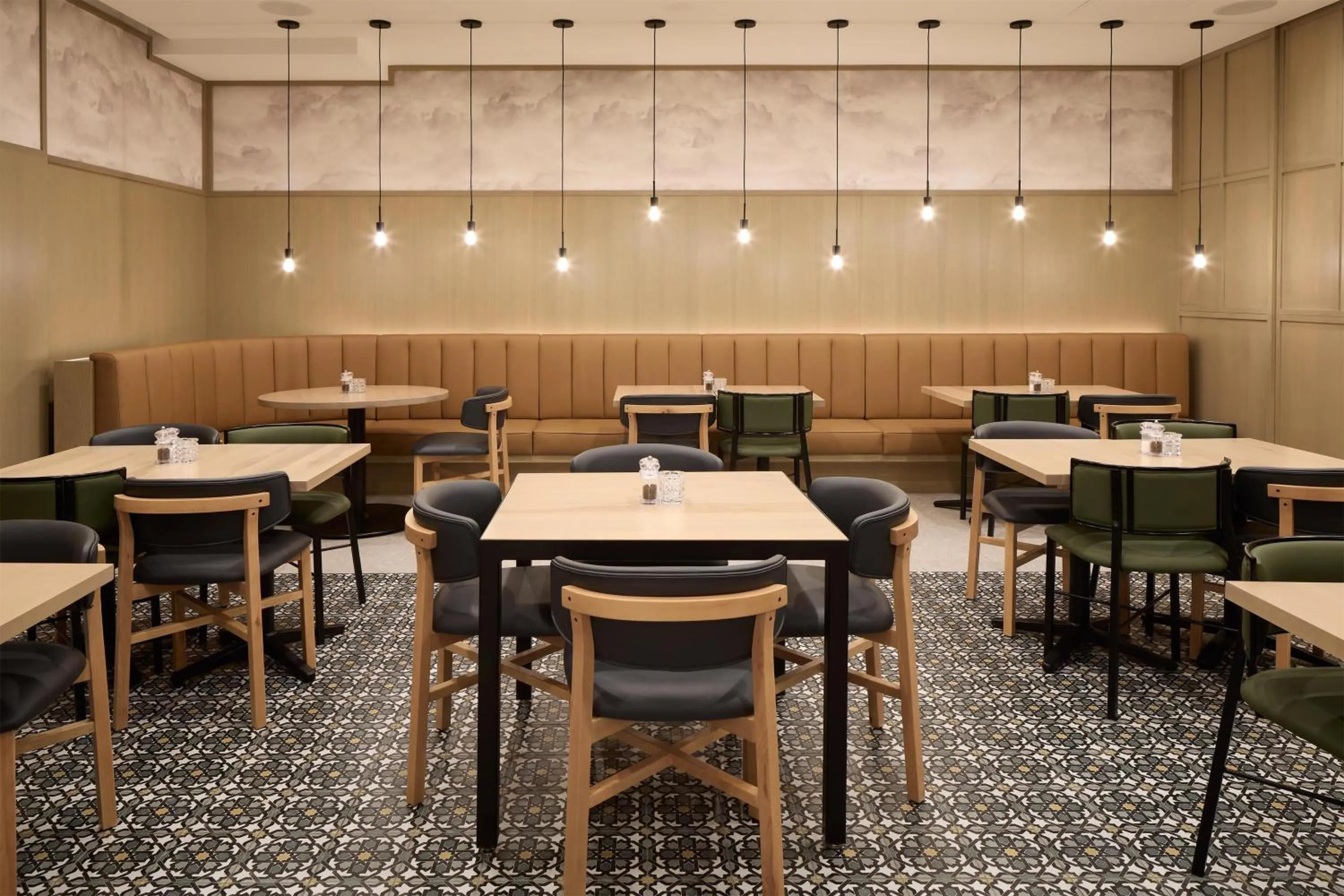 Restaurant/places to eat in Hyatt Place Montreal Airport