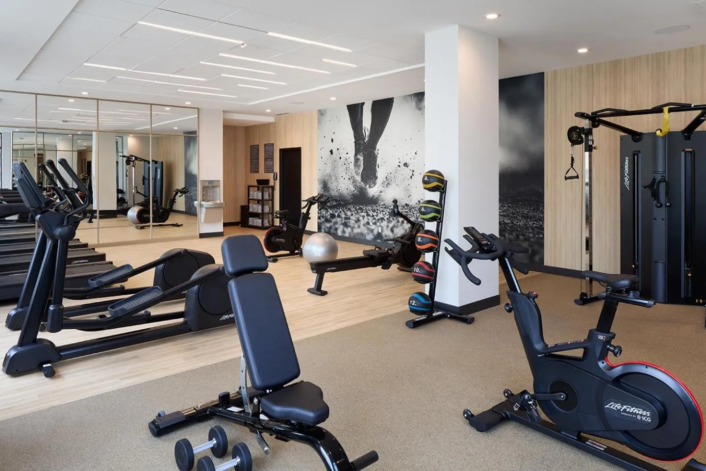 Fitness centre/facilities in Hyatt Place Montreal Airport