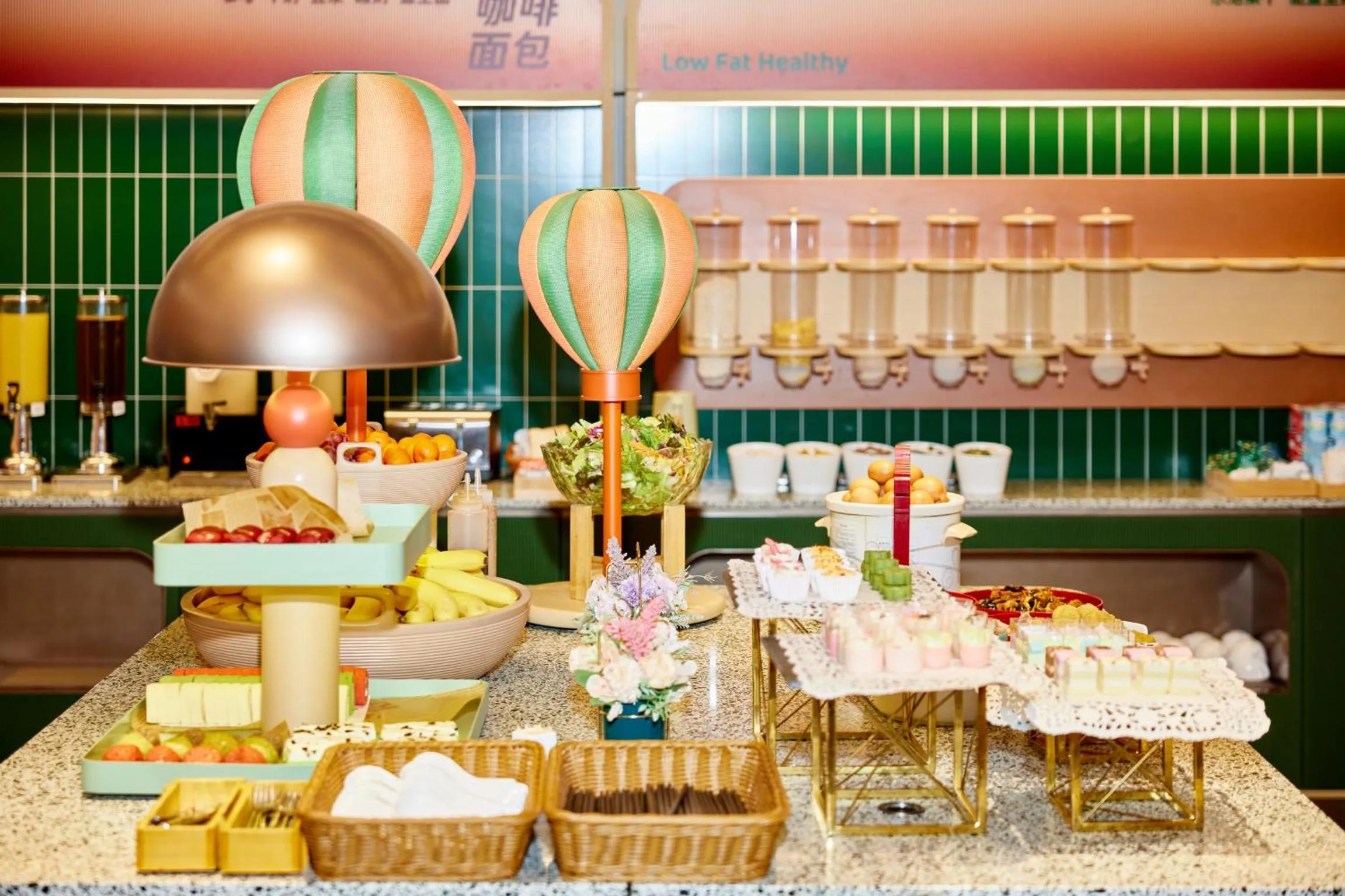 Restaurant/places to eat in Orange Hotel Shanghai Hongkou Football Stadium Branch