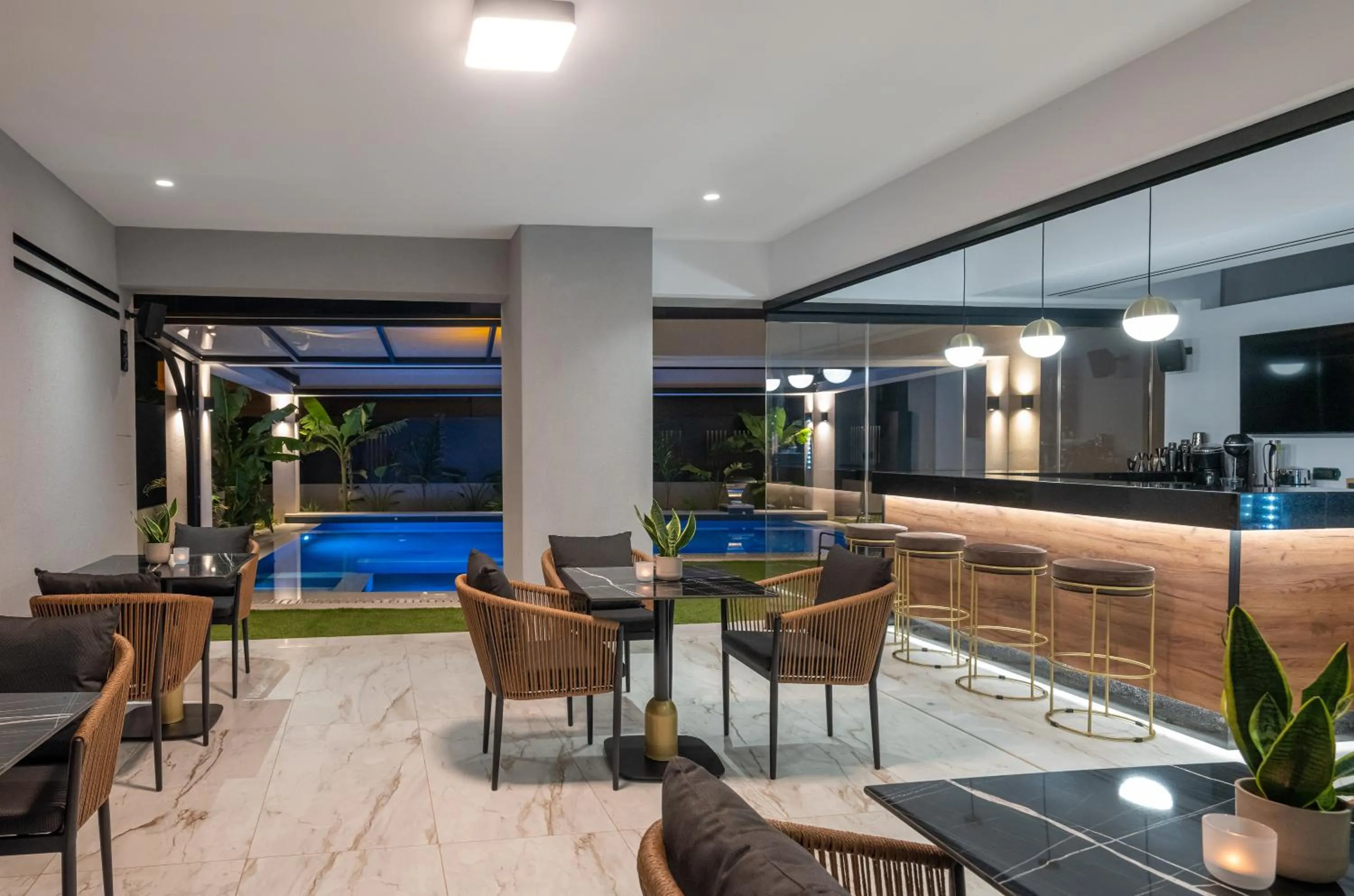 Restaurant/places to eat in Captain Napoleon Paterakis CNP Luxurious Suites