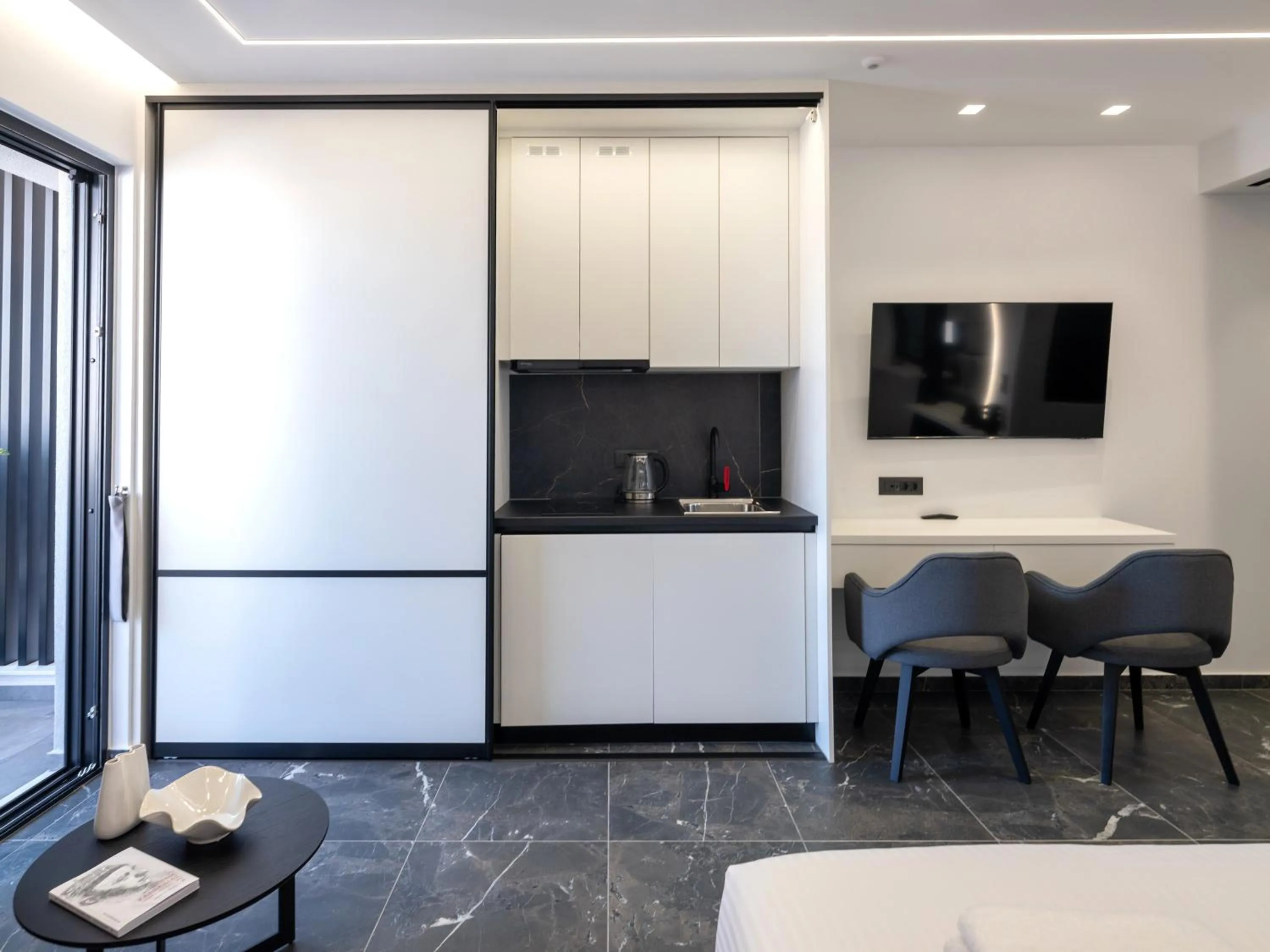 TV and multimedia in Captain Napoleon Paterakis CNP Luxurious Suites