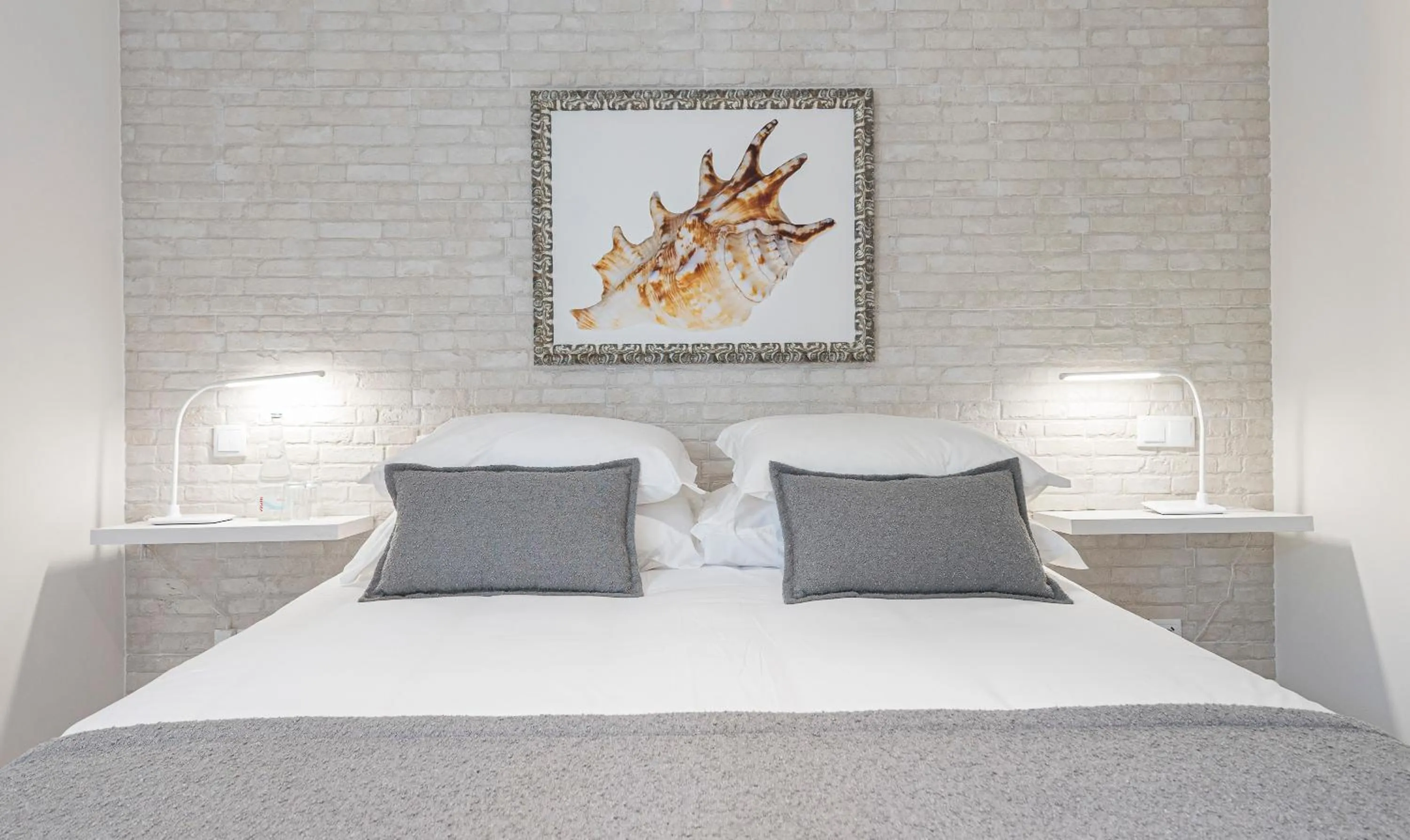 Bed in Estoril Village Guest House