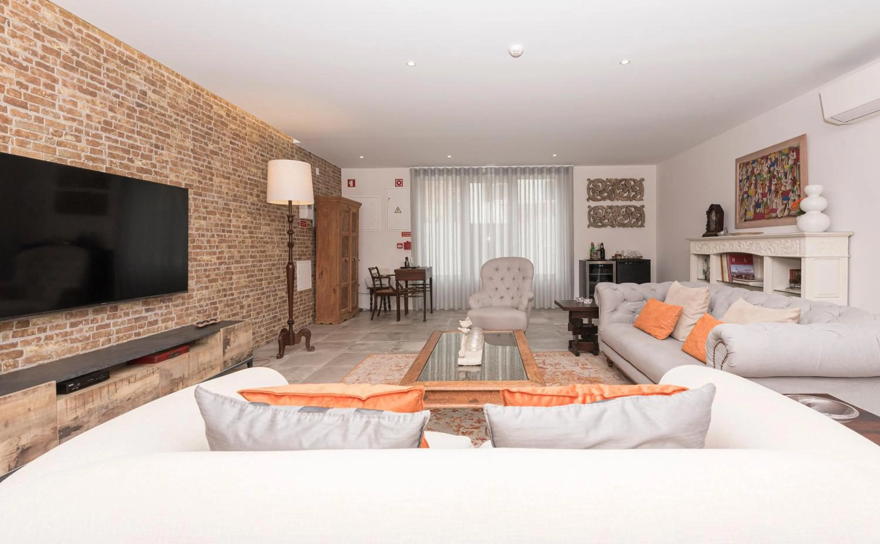 Communal lounge/ TV room in Estoril Village Guest House