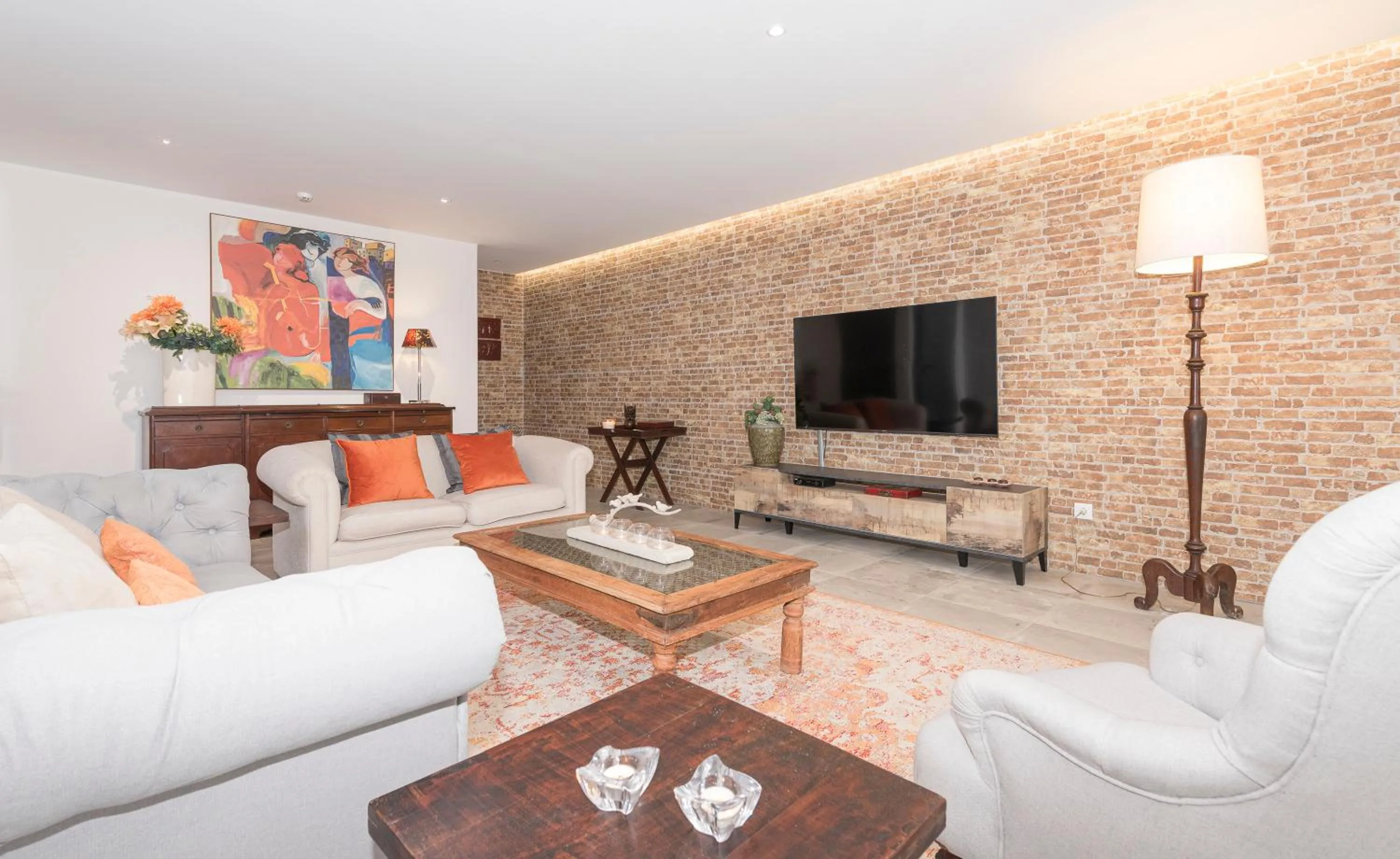 Communal lounge/ TV room in Estoril Village Guest House