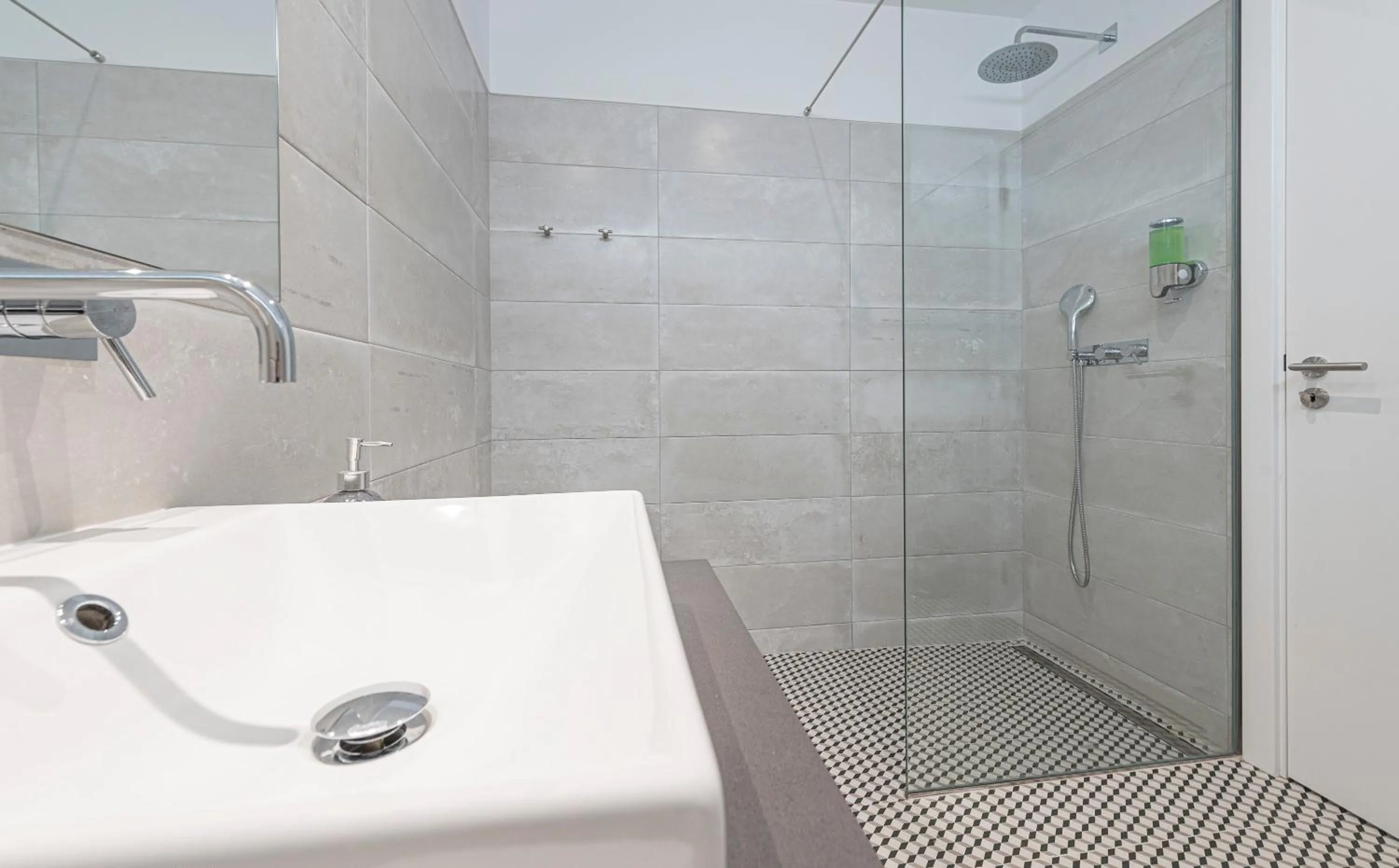 Shower in Estoril Village Guest House