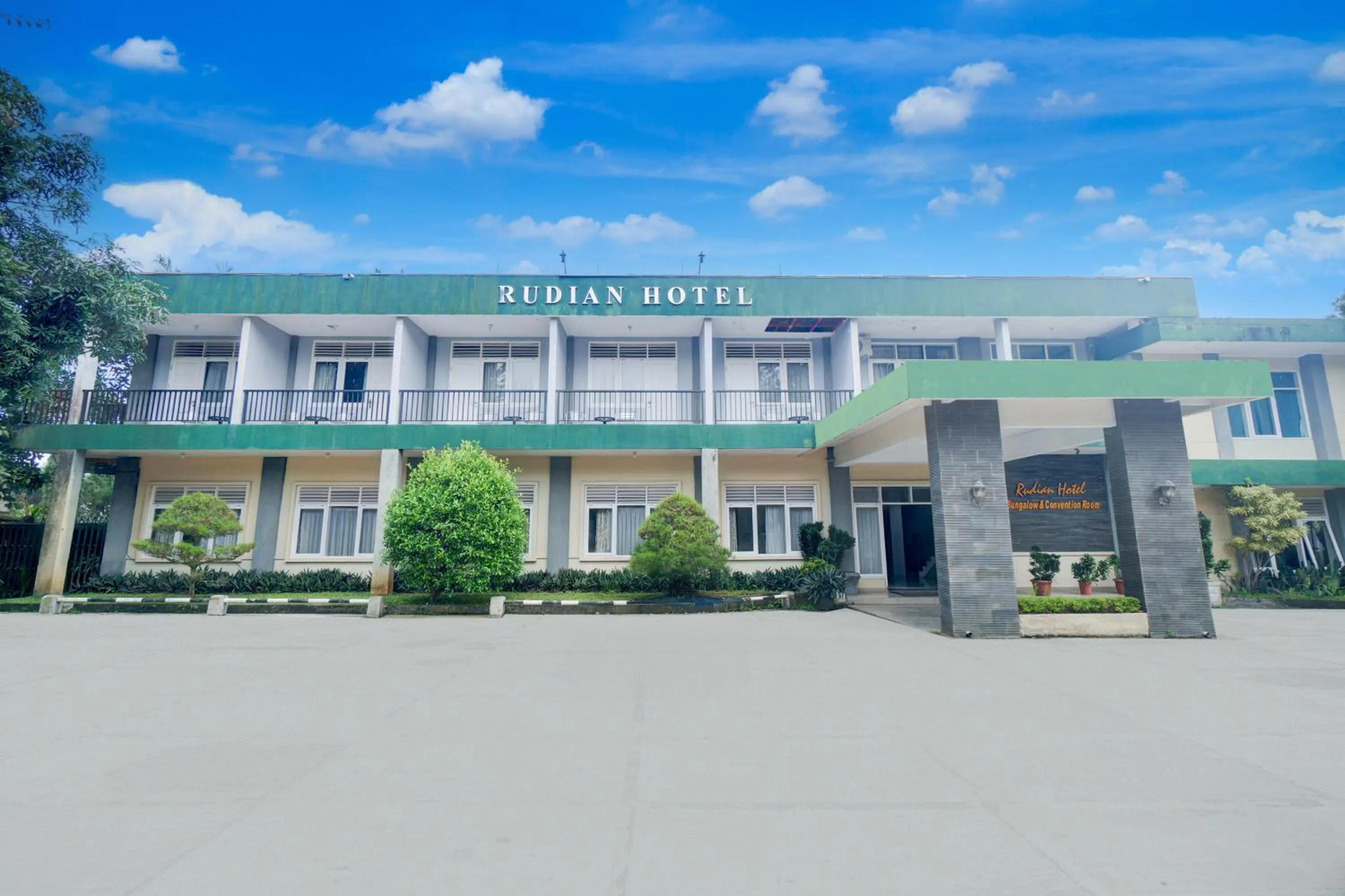 Facade/entrance in Hotel O Bogor near Taman Safari formerly Hotel Rudian 1