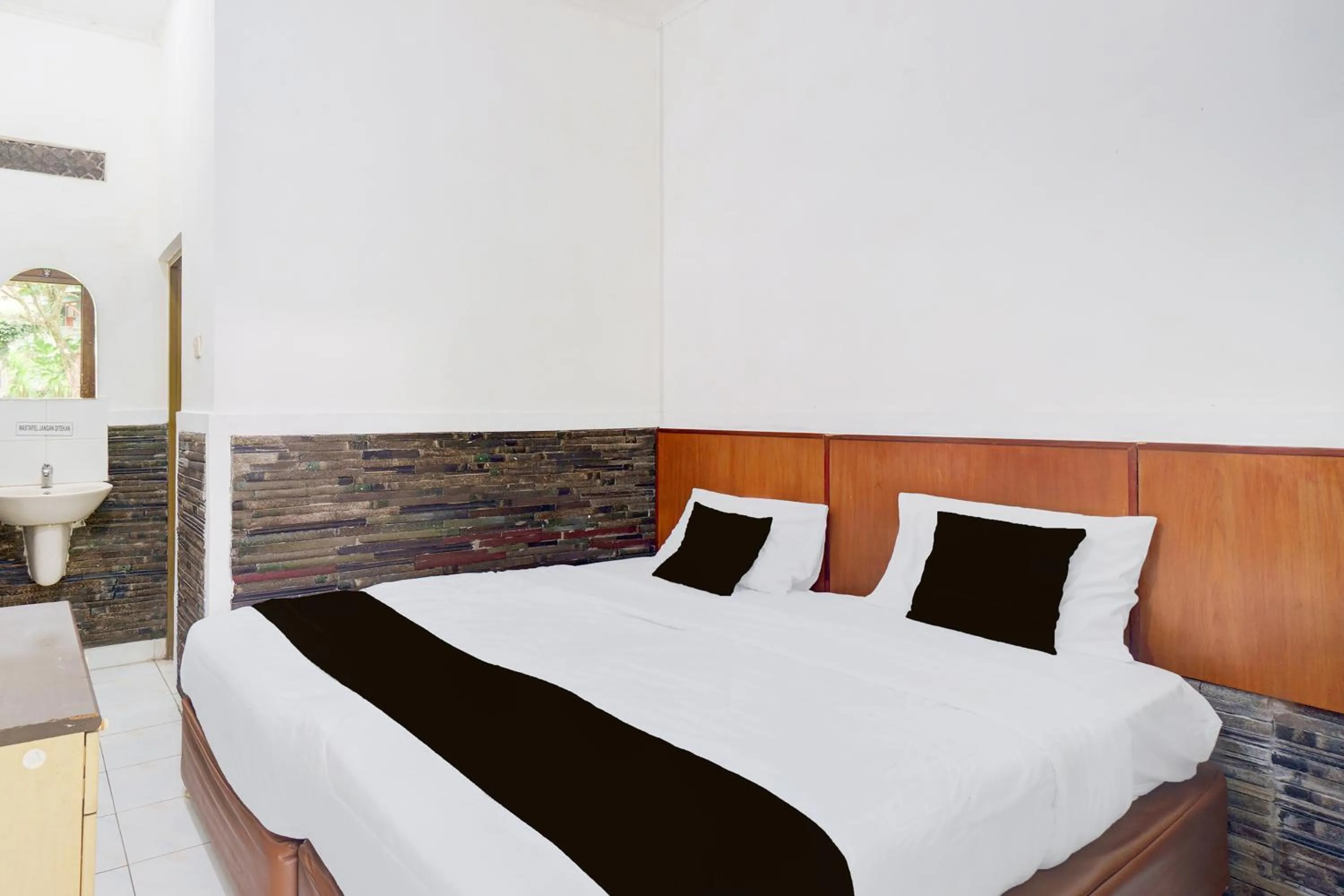 Photo of the whole room, Bed in Hotel O Bogor near Taman Safari formerly Hotel Rudian 1