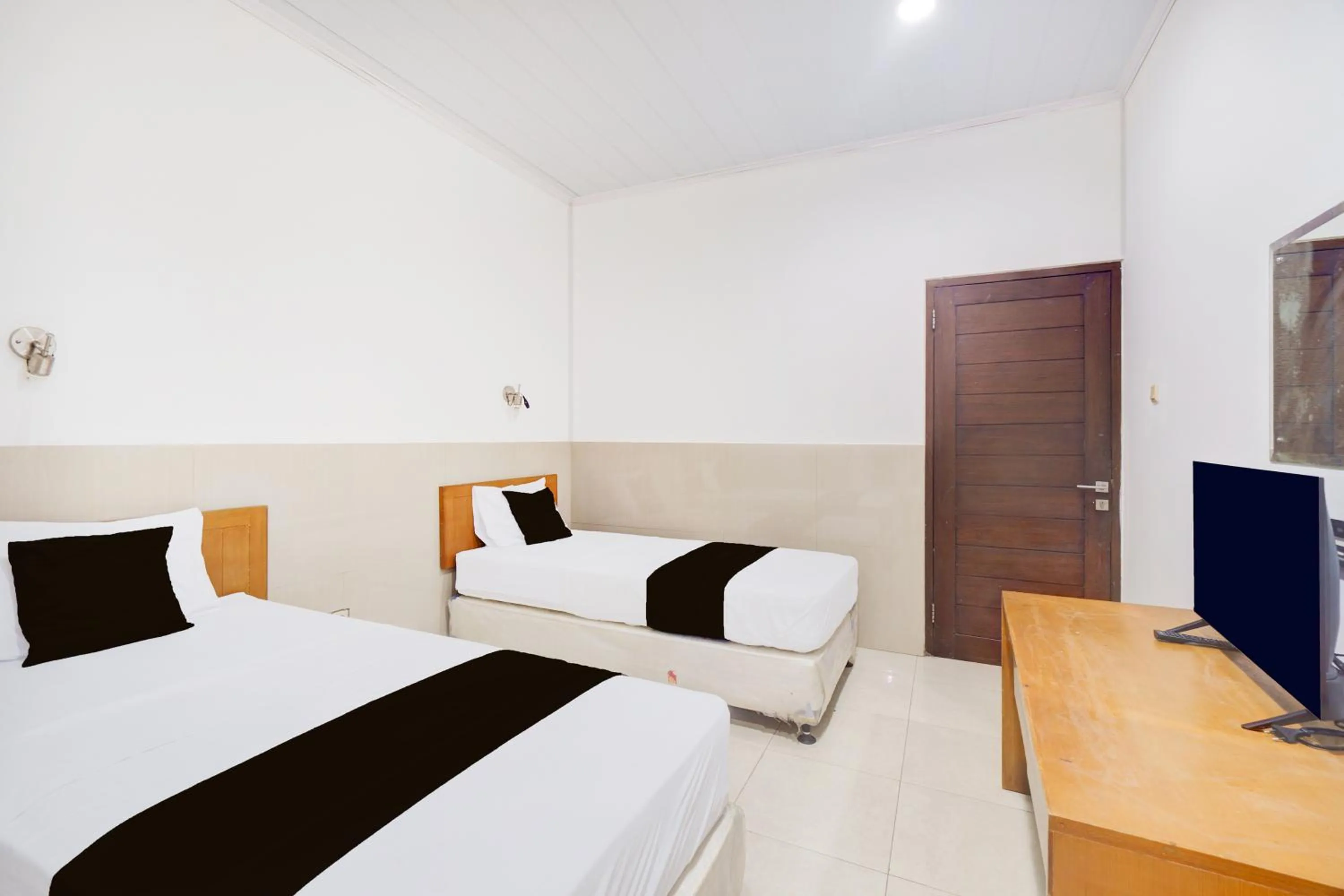 Photo of the whole room, Bed in Hotel O Bogor near Taman Safari formerly Hotel Rudian 2