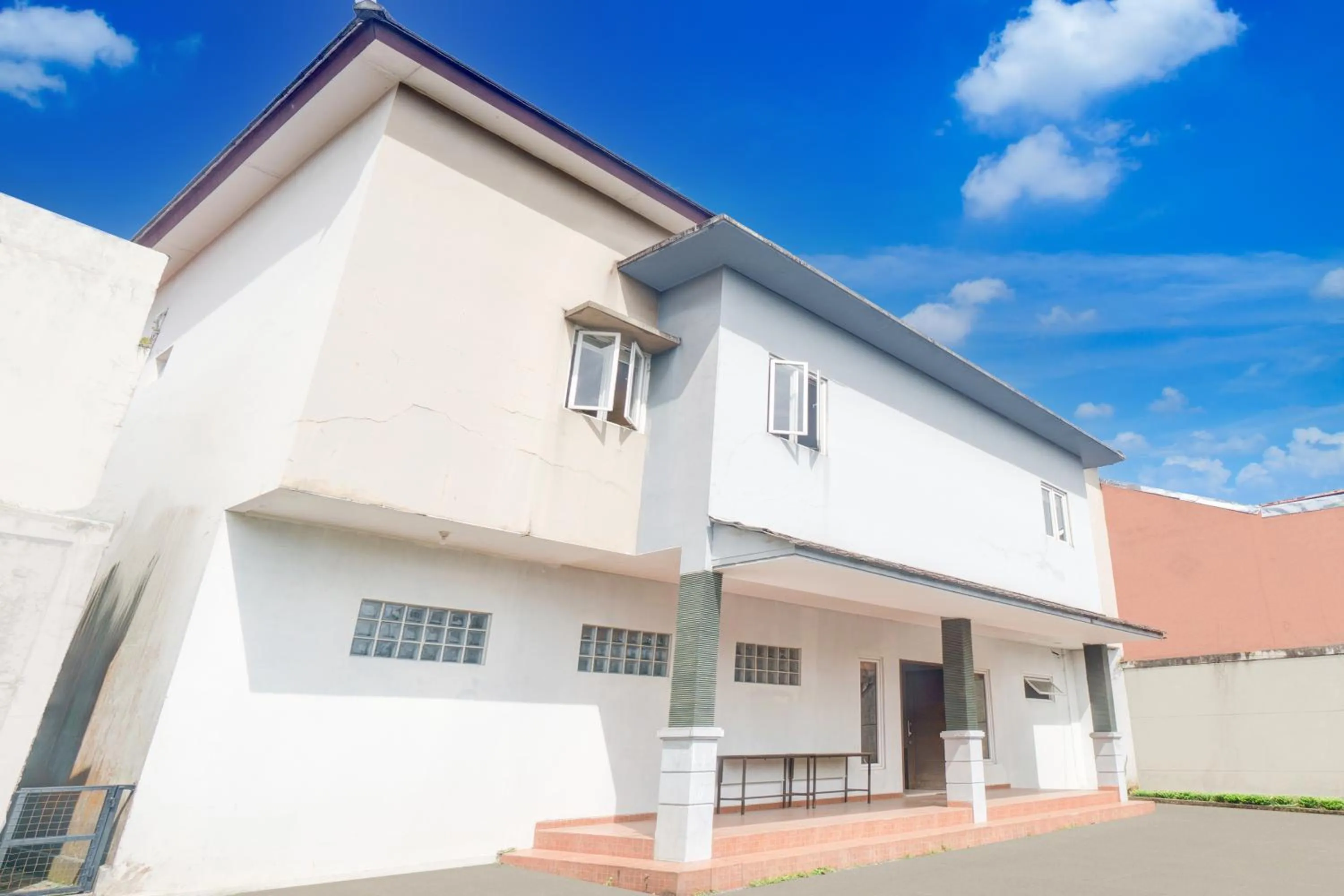 Facade/entrance in Hotel O Bogor near Taman Safari formerly Hotel Rudian 2