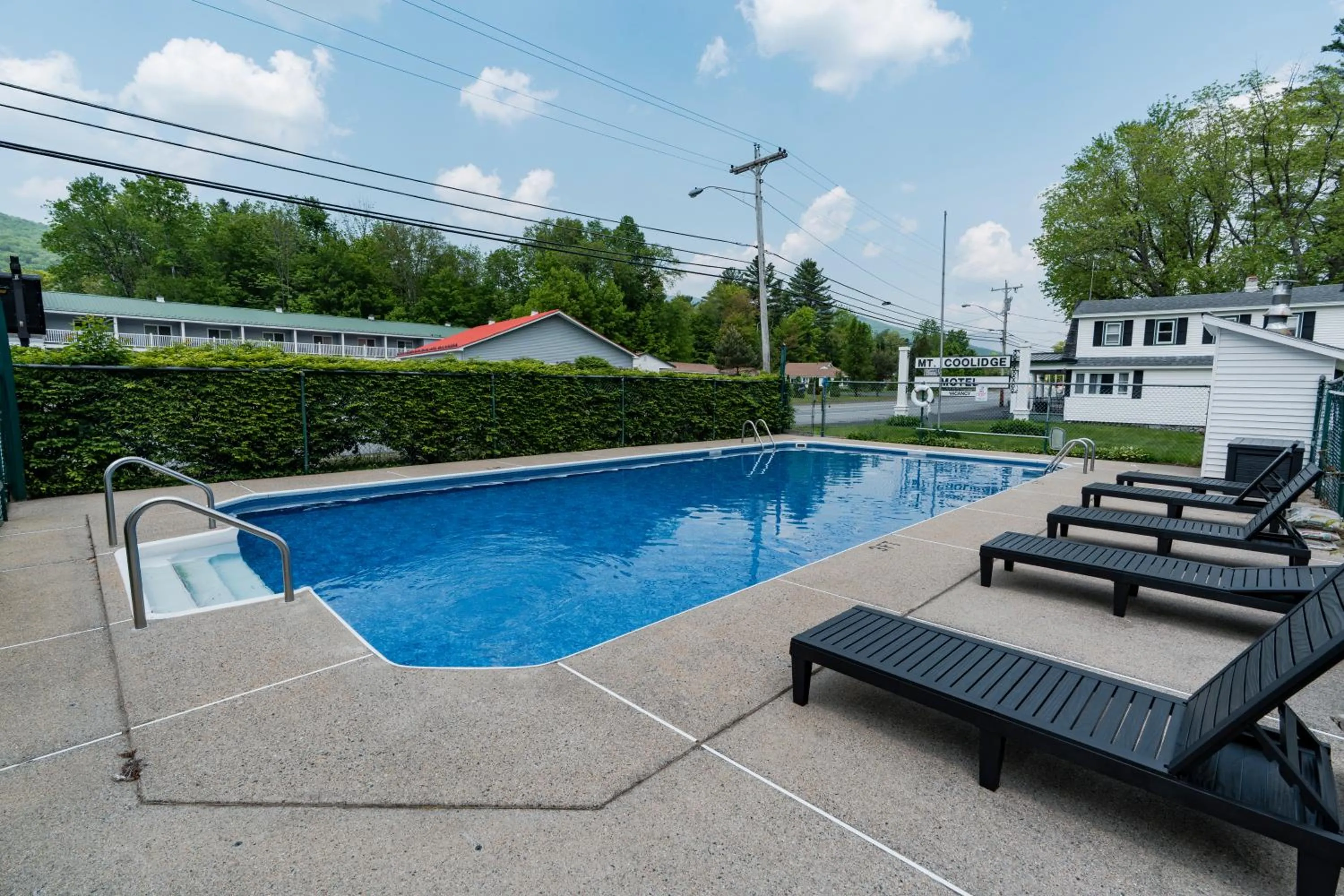 Swimming pool in Mount Coolidge Motel