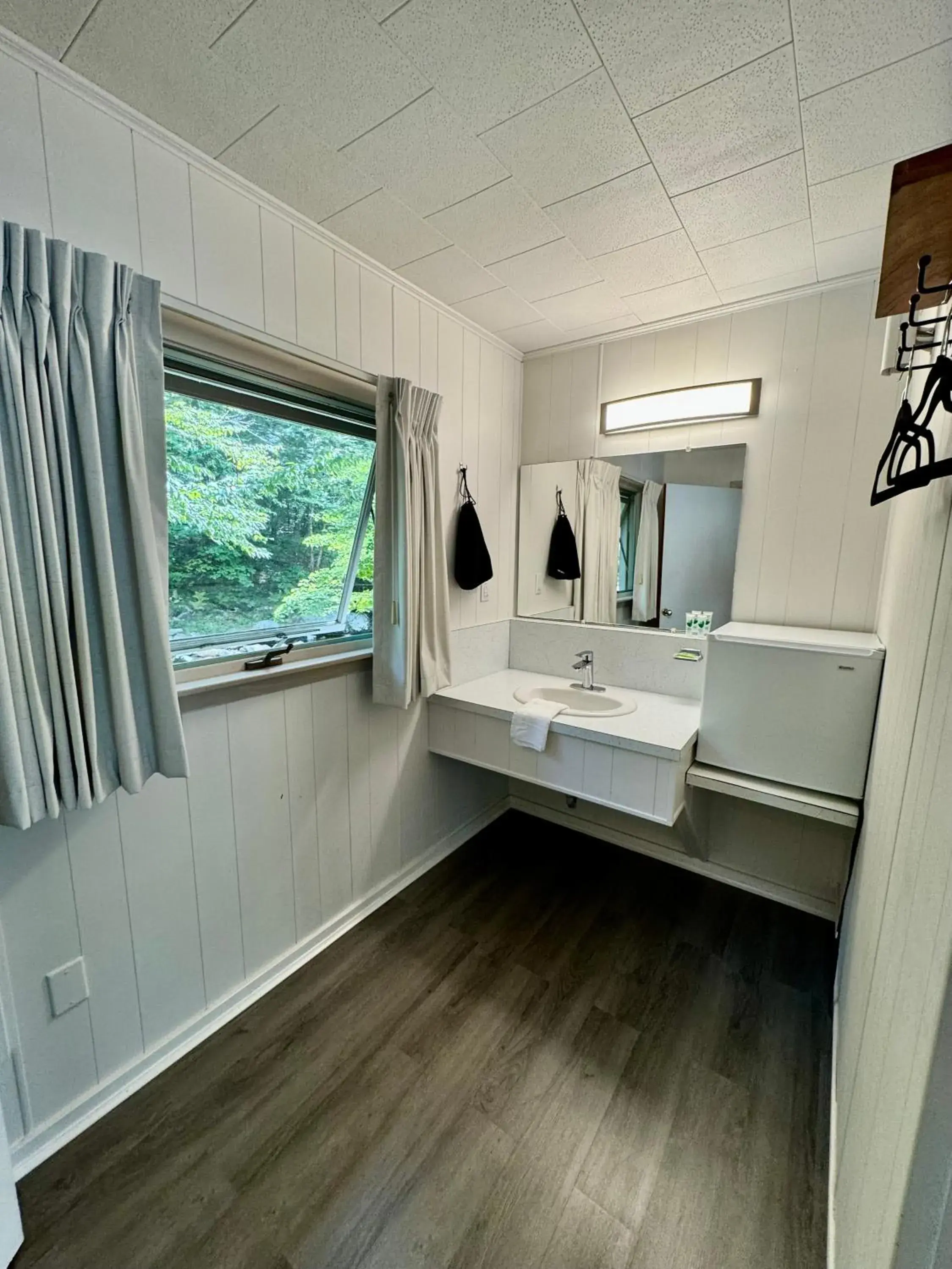 Deluxe King Suite in Mount Coolidge Motel Deluxe King Suite in Mount Coolidge Motel