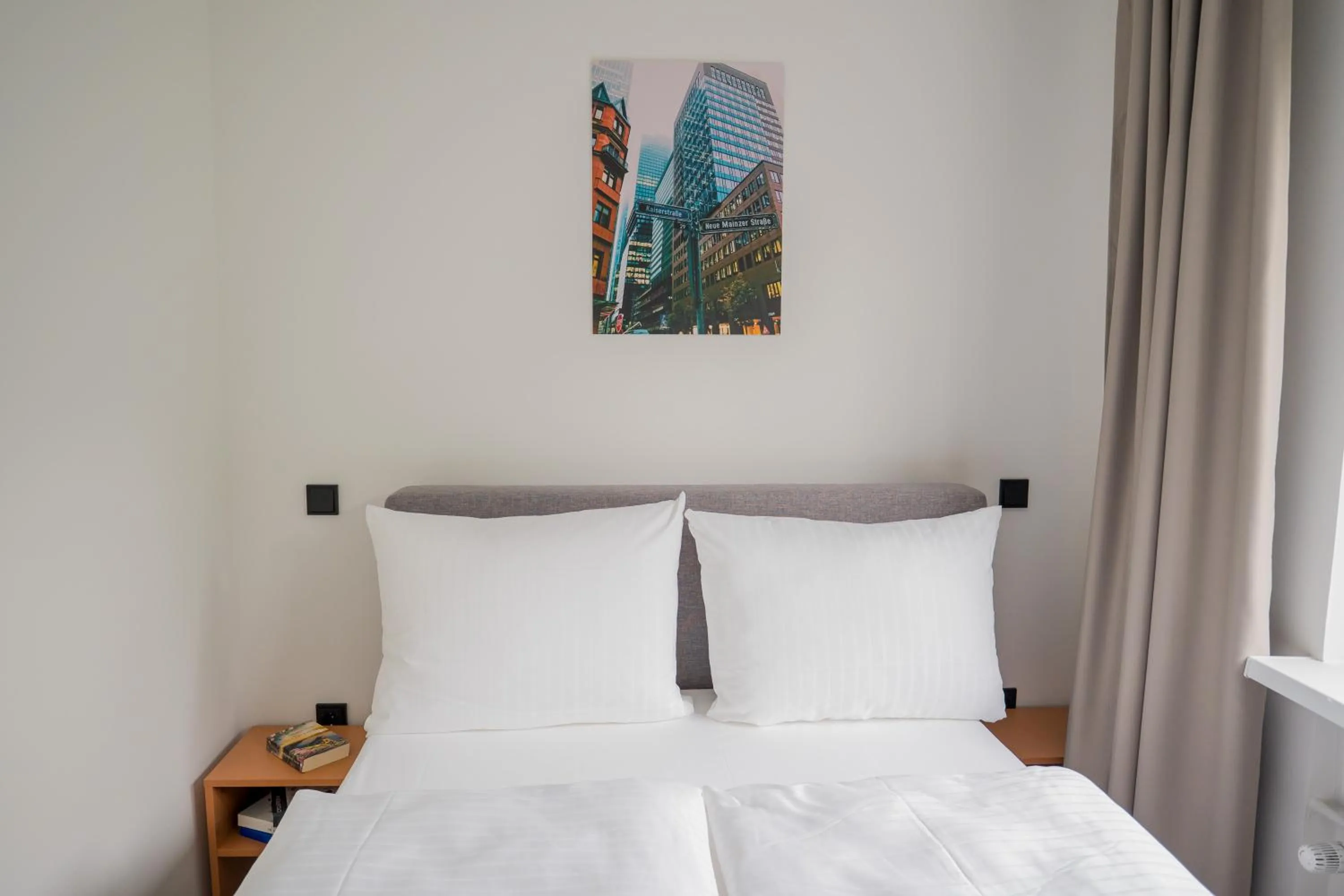 Bed in Homaris Apartments Nibelungen