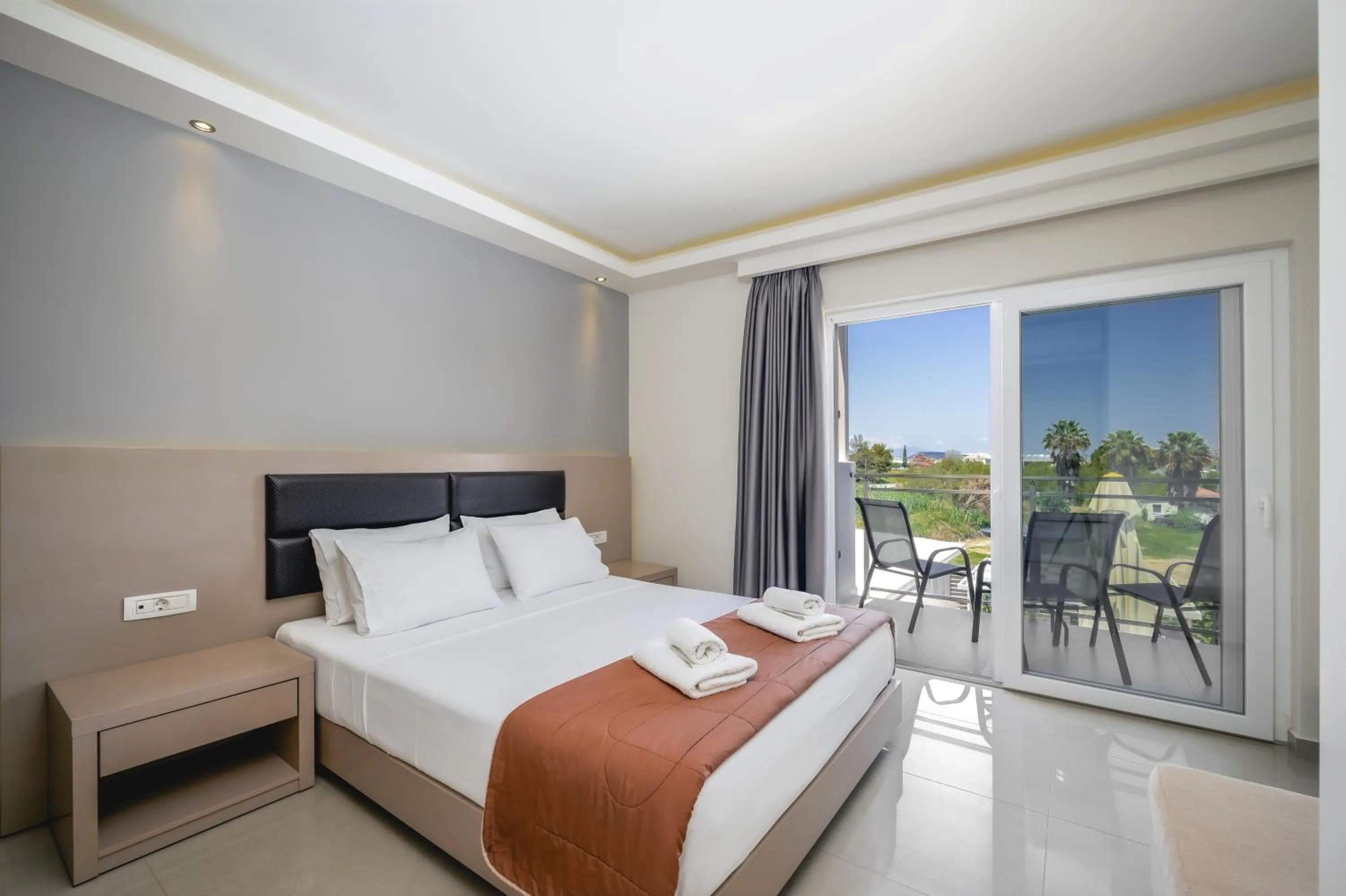 Patio, Bed in Vice Hotel