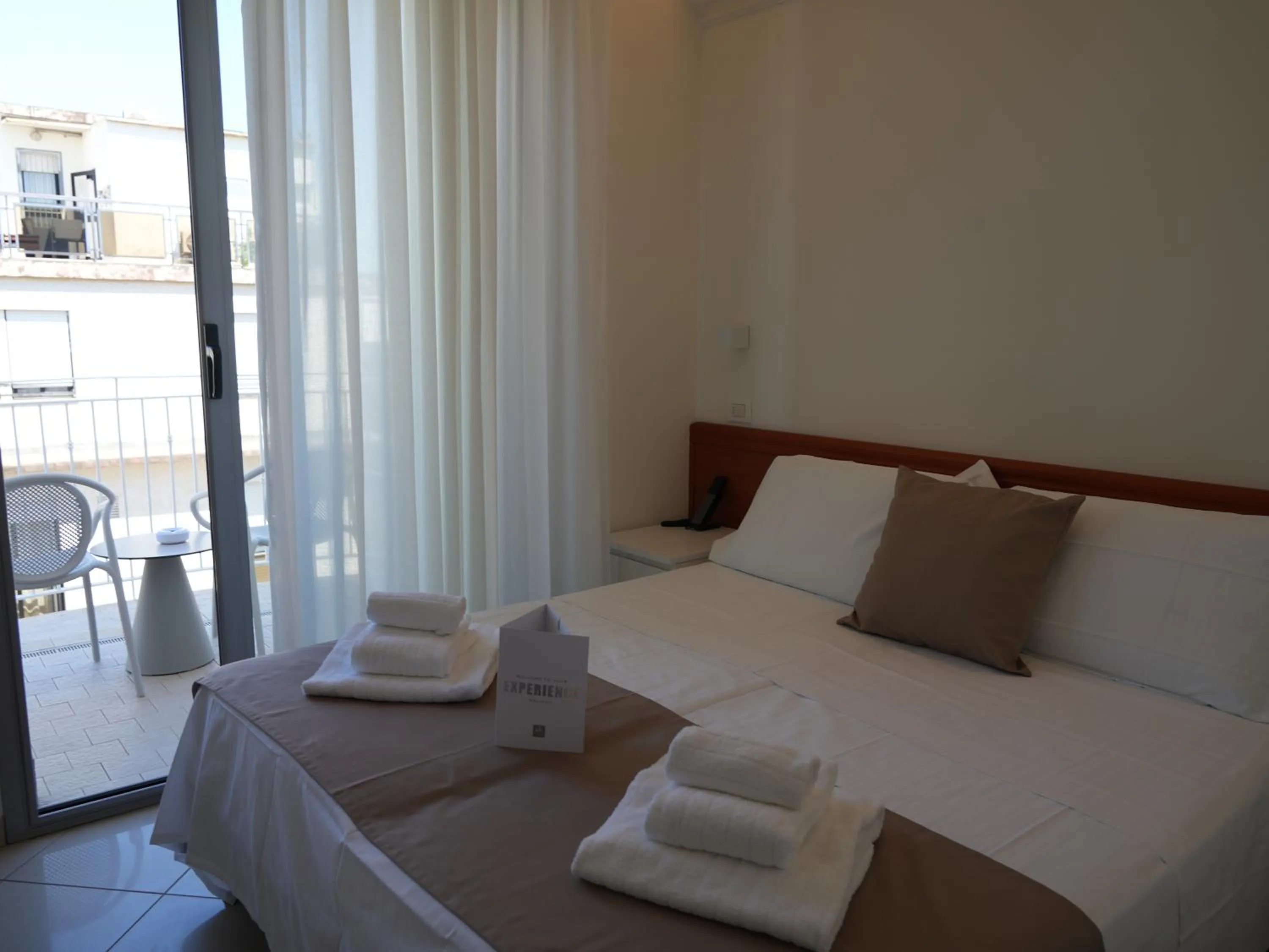 Balcony/Terrace, Bed in Hotel Regal