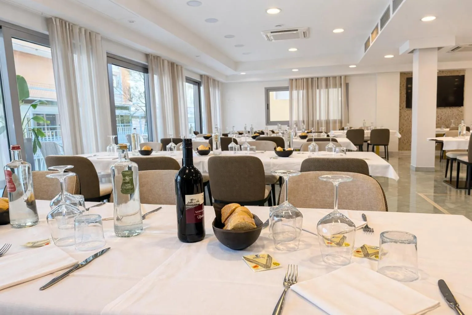 Restaurant/places to eat in Hotel Regal