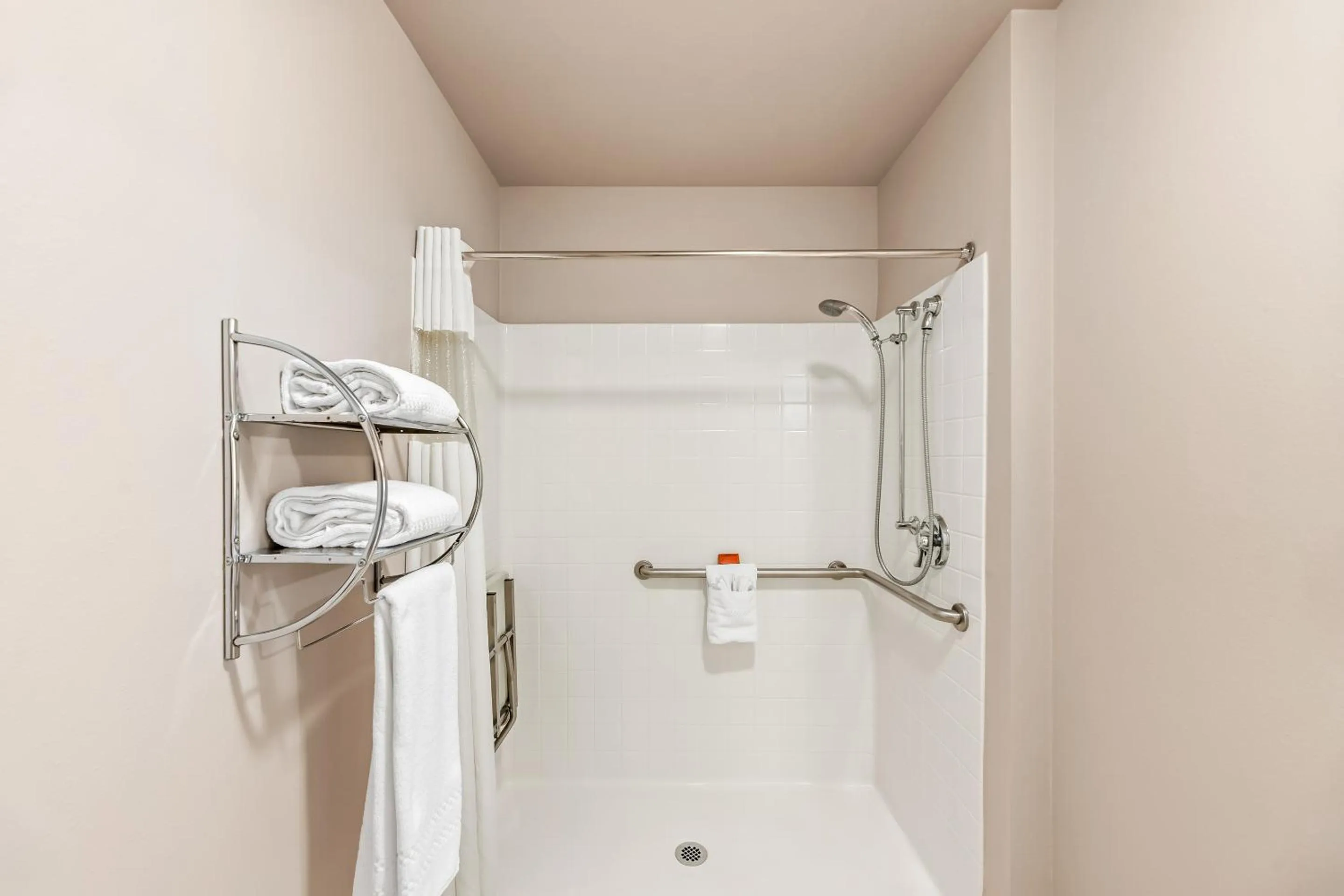 Shower in Ledgestone Suites Hotel Billings