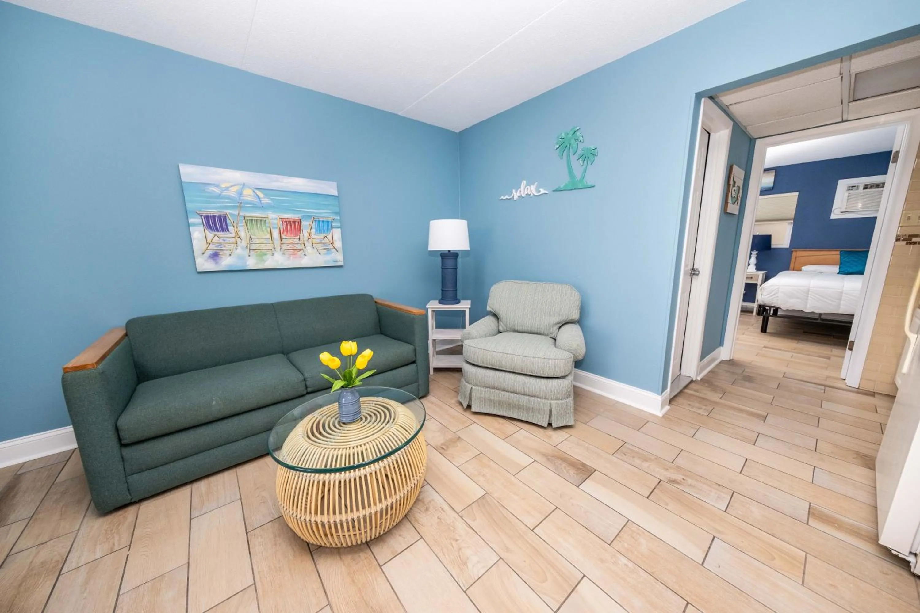 Living room, Bed in Nassau Inn Beachfront