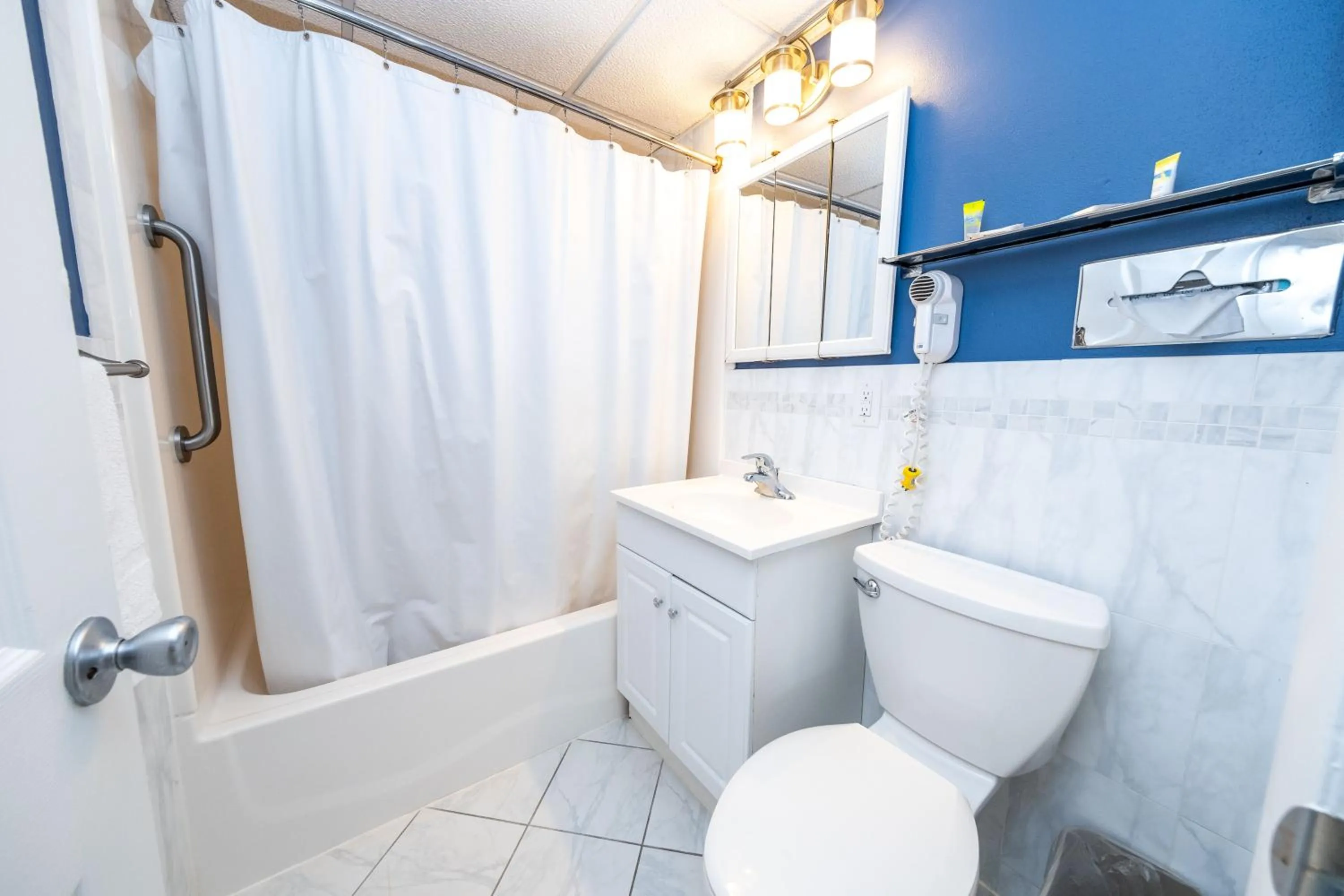 Bathroom in Nassau Inn Beachfront
