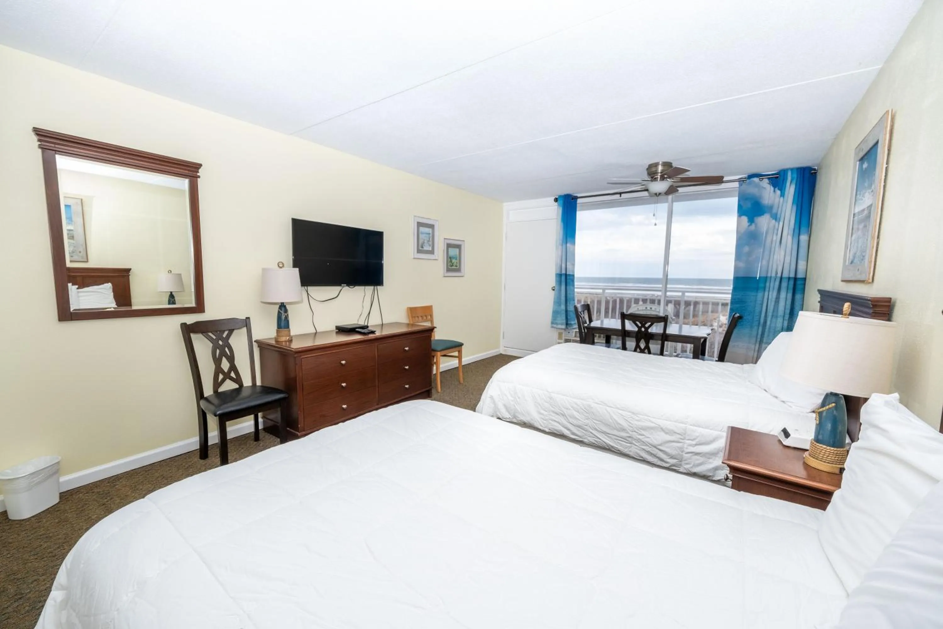Living room, Bed in Nassau Inn Beachfront