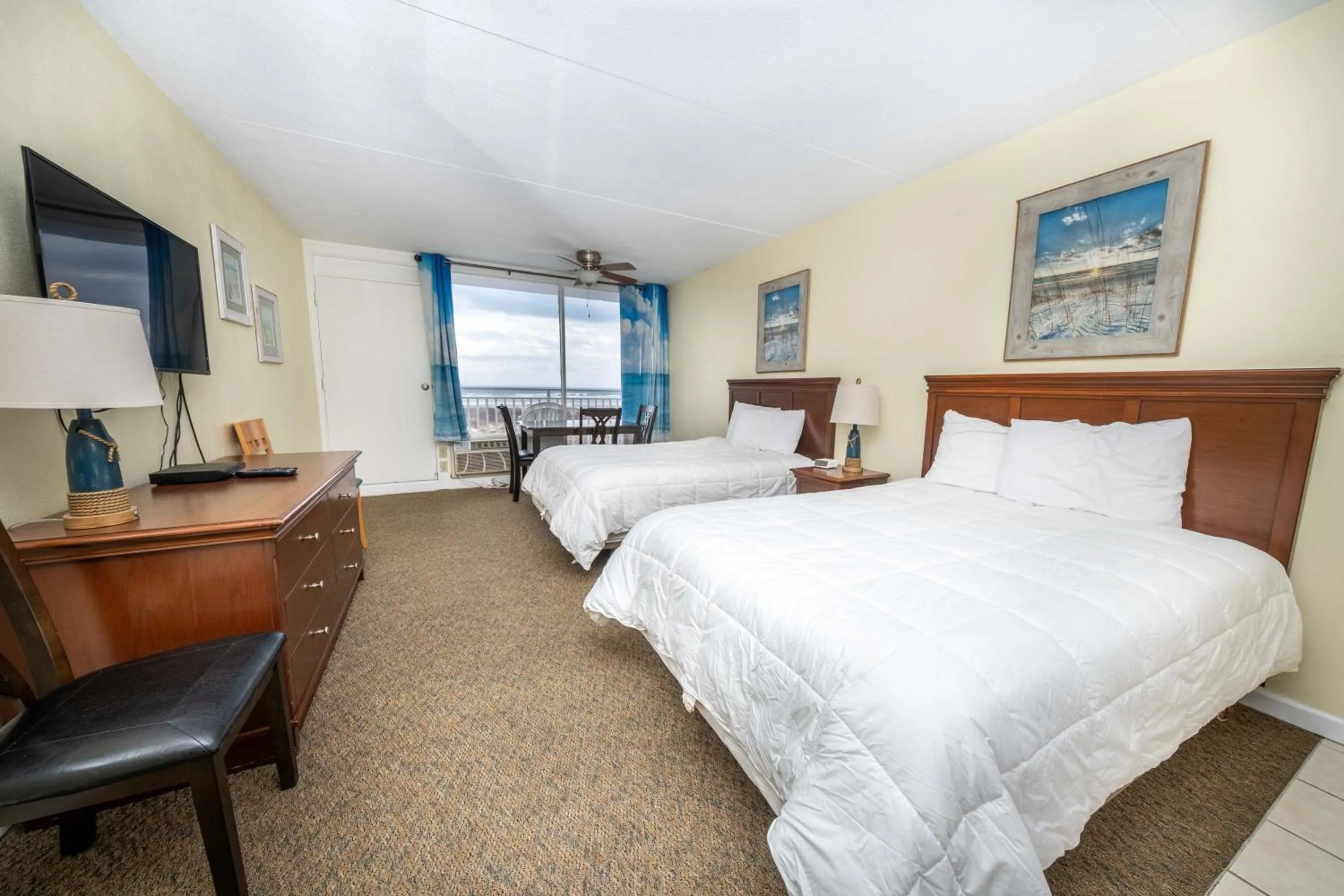 Photo of the whole room, Bed in Nassau Inn Beachfront