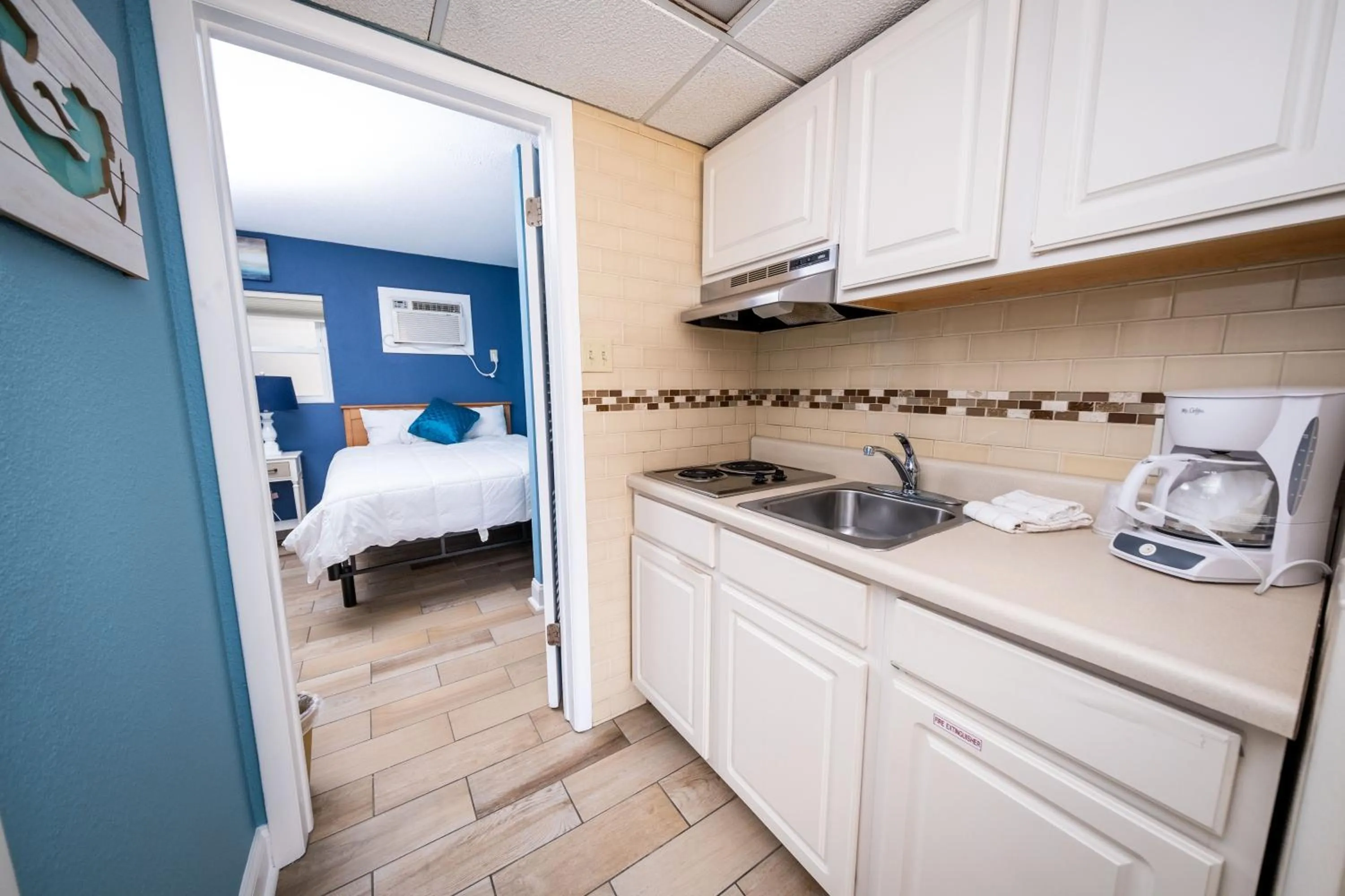 Kitchen or kitchenette, Bed in Nassau Inn Beachfront