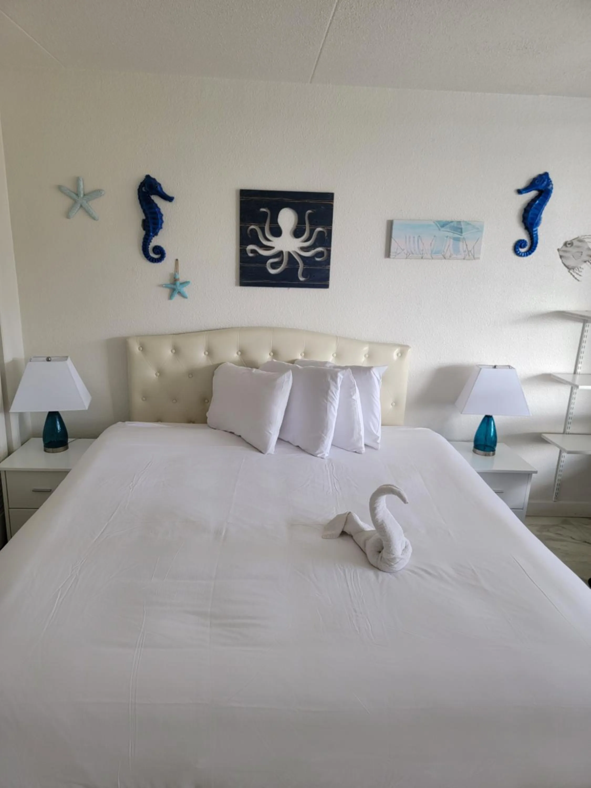 Bed in Nassau Inn Beachfront