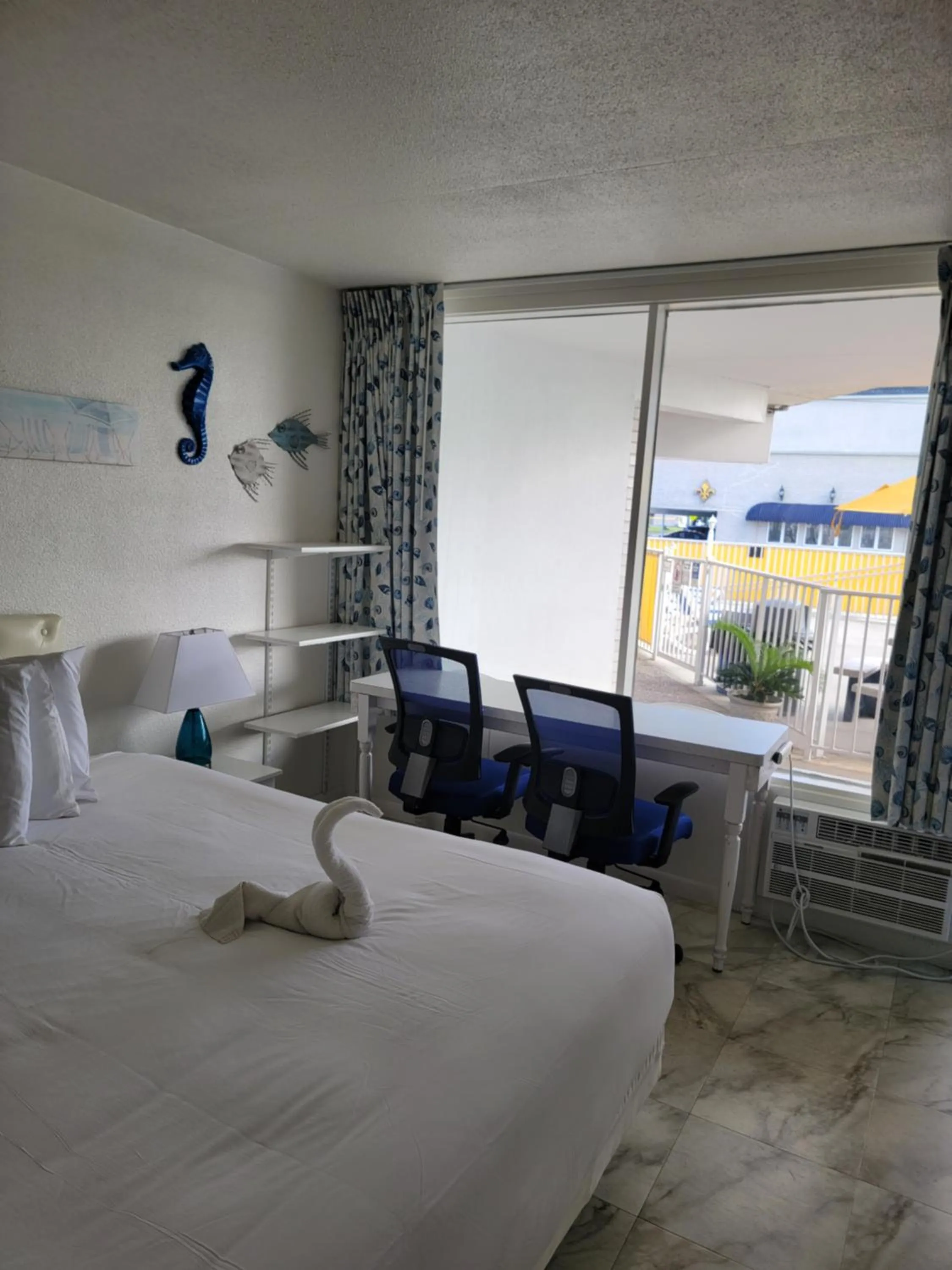 Photo of the whole room, Bed in Nassau Inn Beachfront