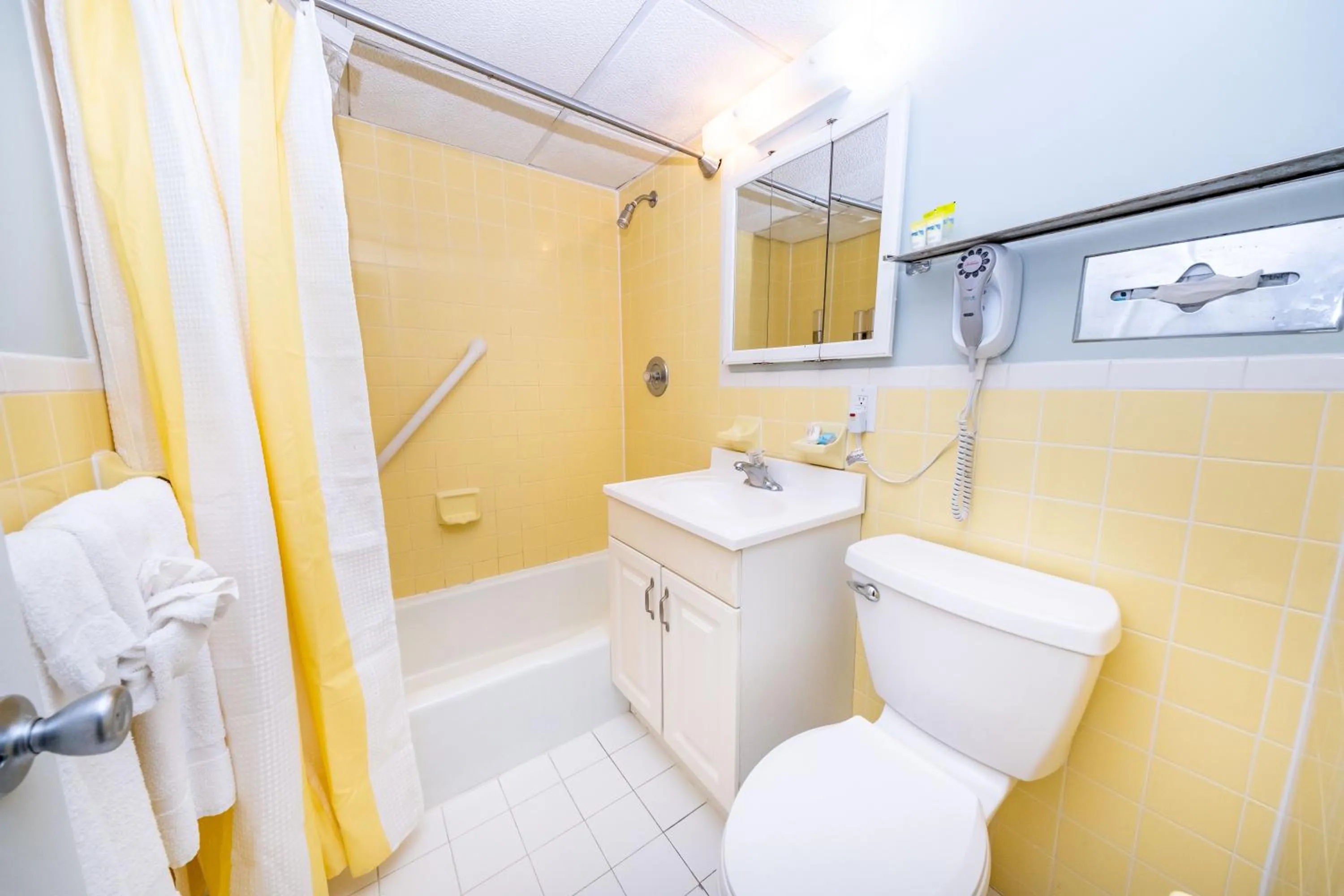 Bathroom in Nassau Inn Beachfront